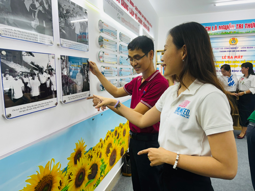 Công nhân tìm hiểu về cuộc đời, sự nghiệp của Bác tại Không gian Văn hóa Hồ Chí Minh KCN Hiệp Phước