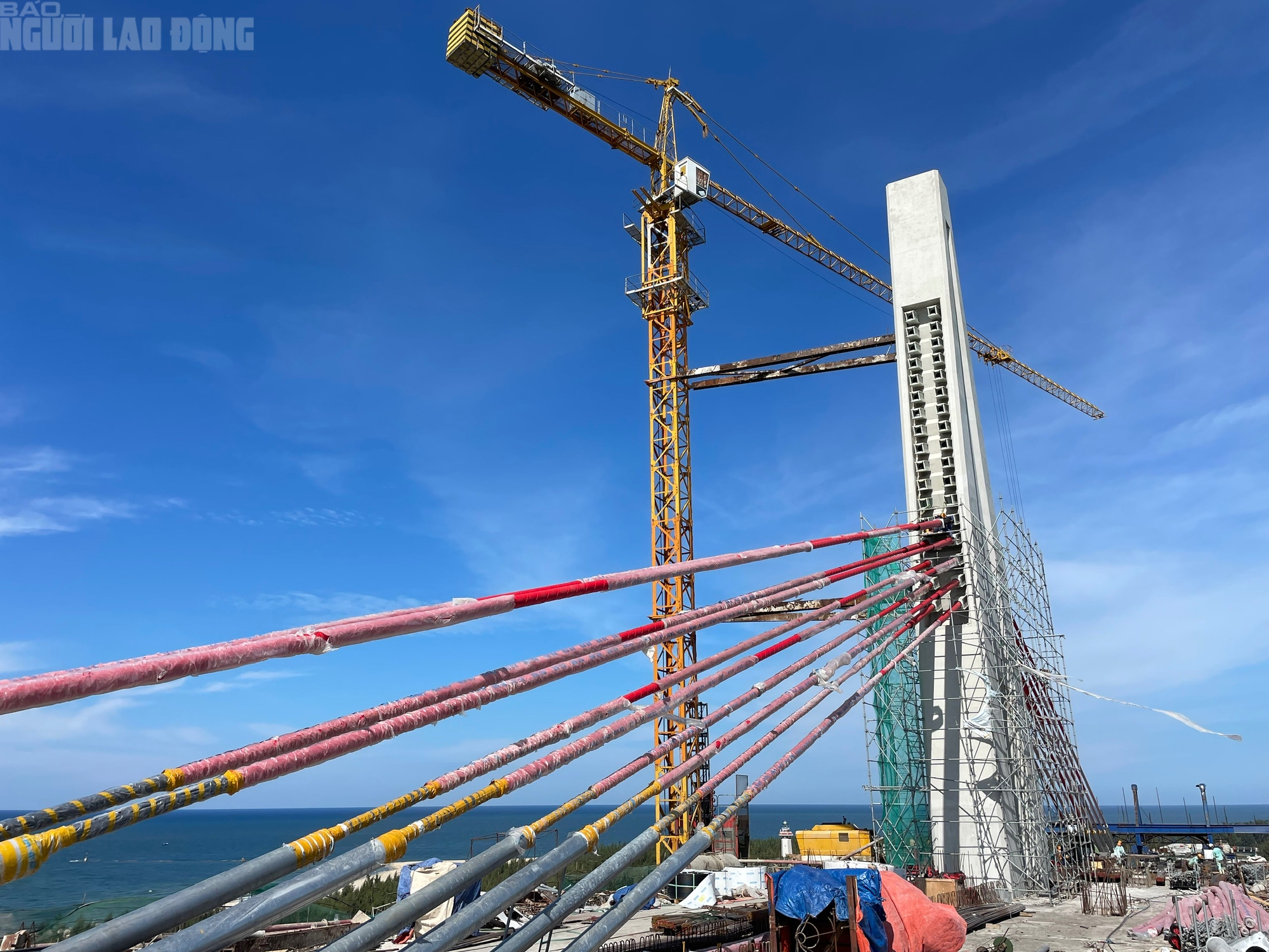 Nỗ lực thi công đại dự án cầu vượt cửa biển lớn nhất miền Trung - Ảnh 1. Nỗ lực thi công đại dự án cầu vượt cửa biển lớn nhất miền Trung - Ảnh 1.