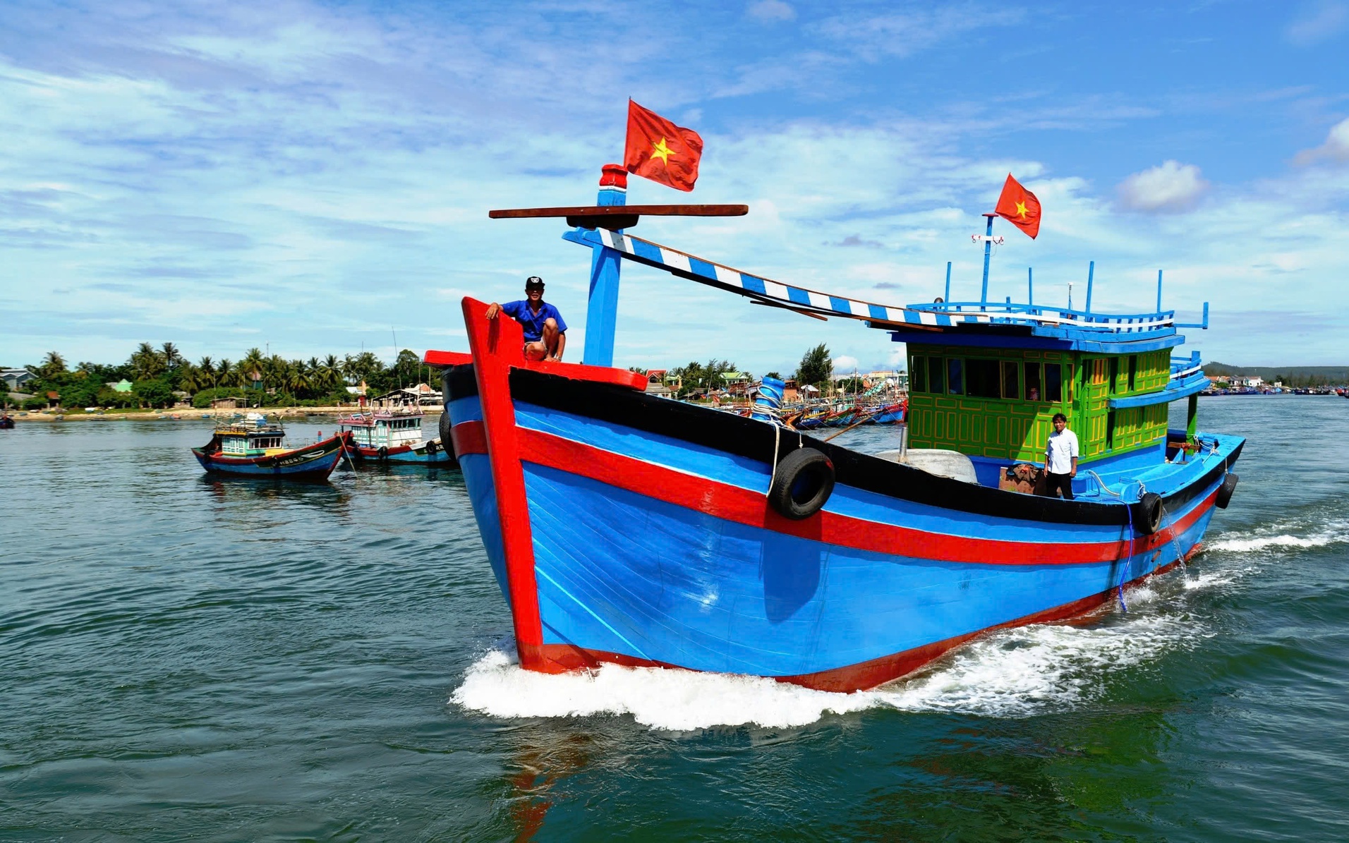 Tàu cá Quảng Ngãi bị tấn công ở Hoàng Sa, 10 ngư dân bị thương