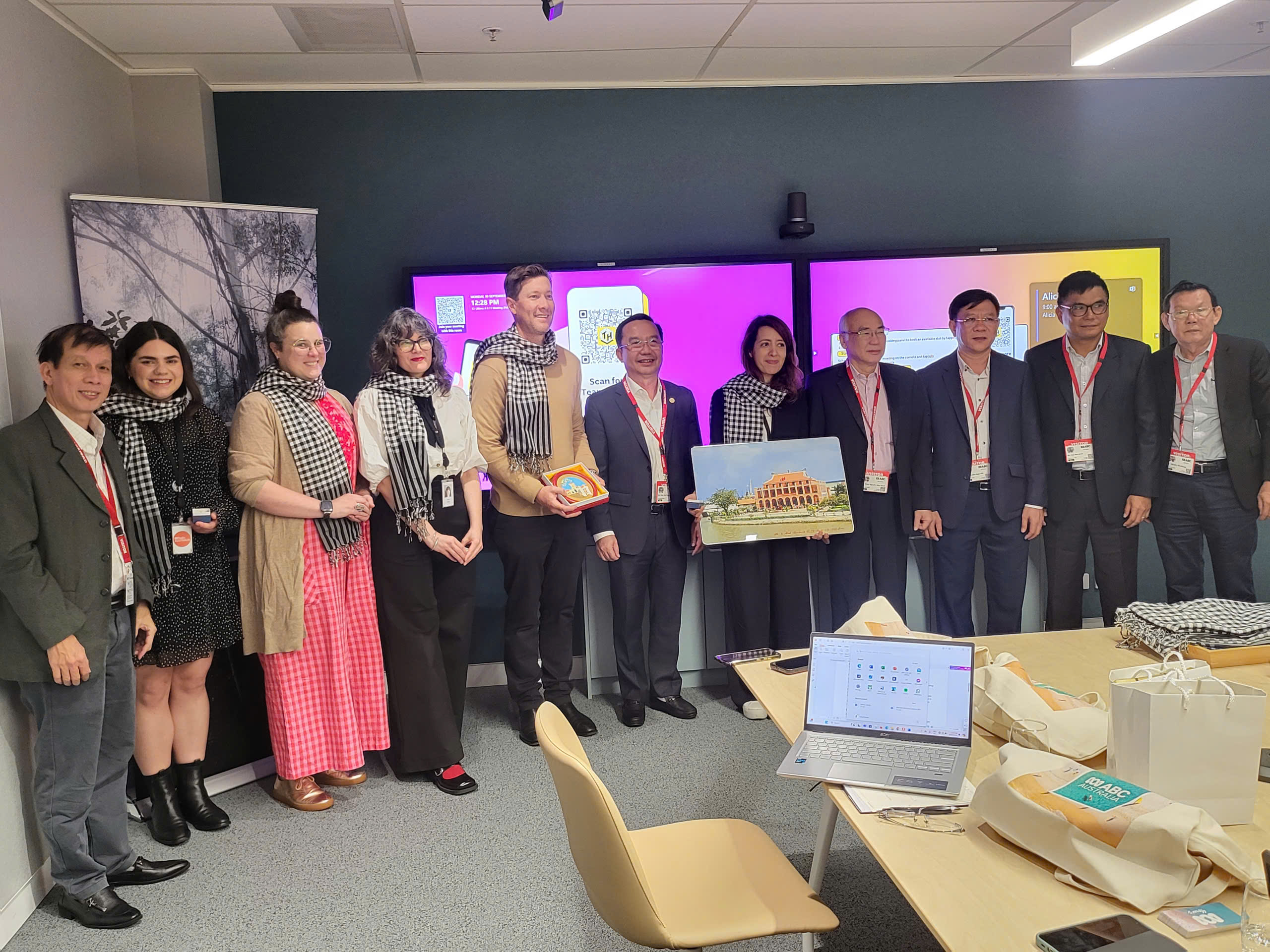 Agențiile de presă din orașul Ho Și Min fac schimb de experiență cu ABC Group privind transformarea digitală a jurnalismului - Foto 4. Các cơ quan báo chí TP HCM trao đổi kinh nghiệm với Tập đoàn ABC về chuyển đổi số báo chí- Ảnh 4.