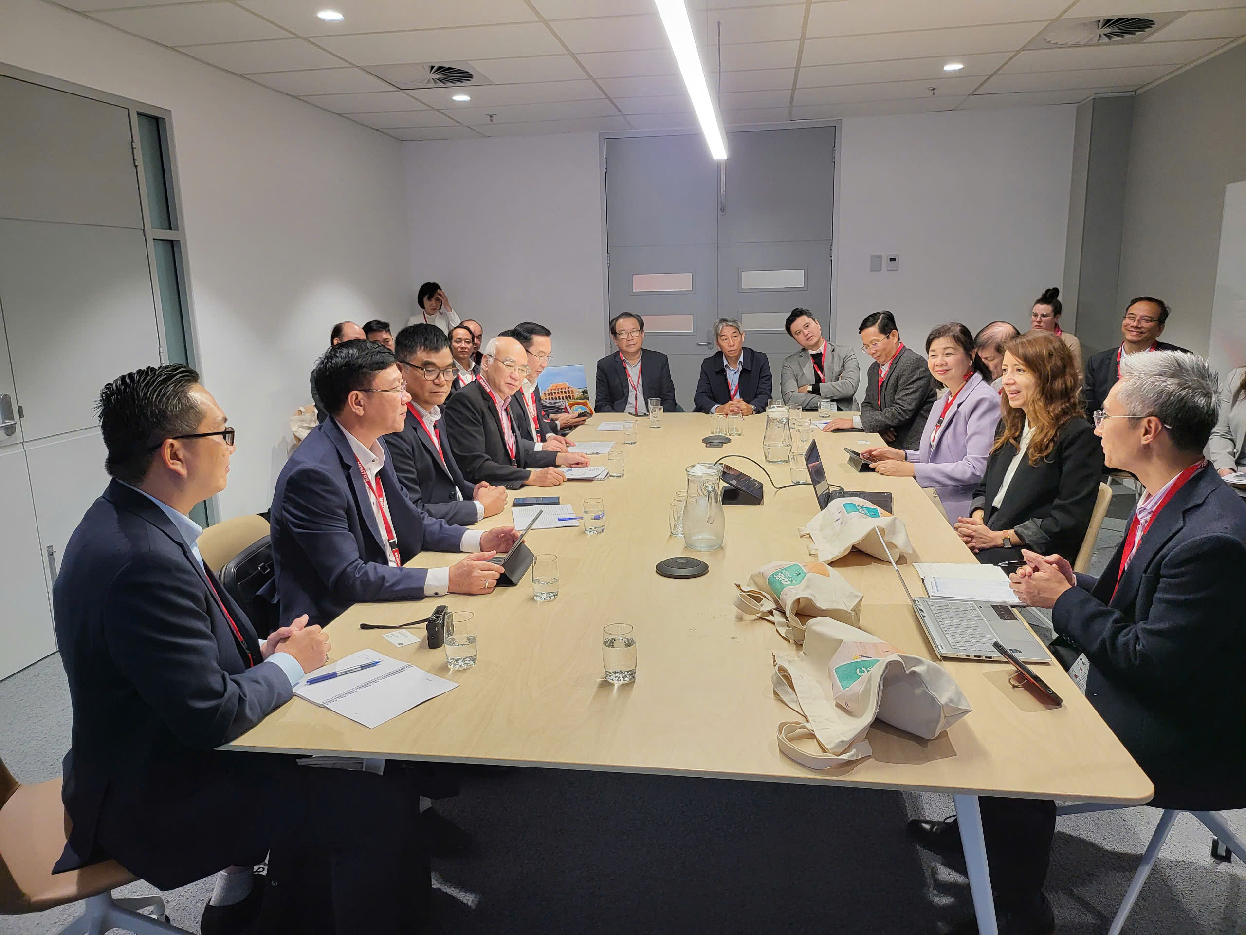 Agențiile de presă din orașul Ho Și Min fac schimb de experiență cu ABC Group privind transformarea digitală a jurnalismului - Foto 1. Các cơ quan báo chí TP HCM trao đổi kinh nghiệm với Tập đoàn ABC về chuyển đổi số báo chí- Ảnh 1.