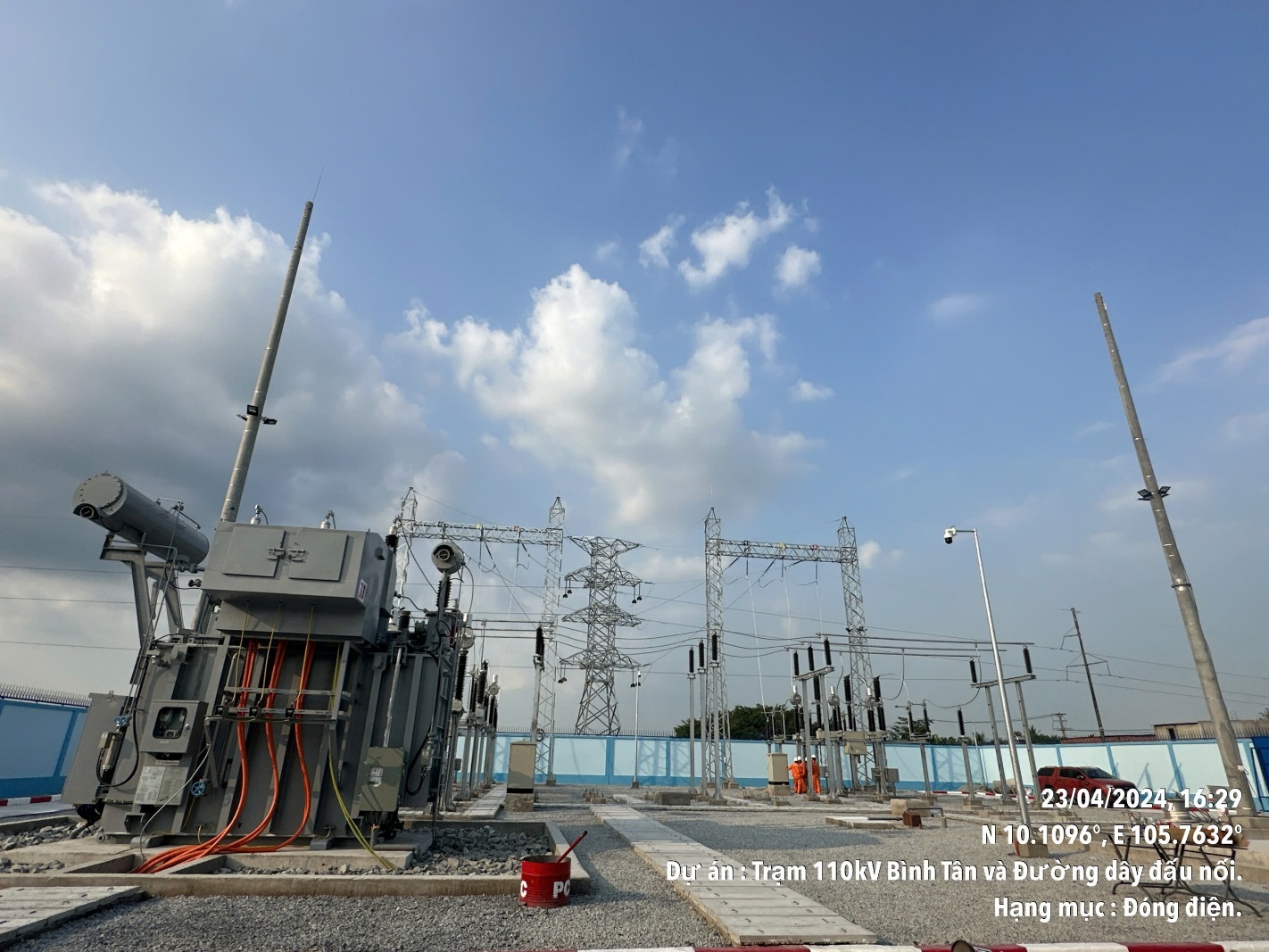 A large power plant with power lines  Description automatically generated