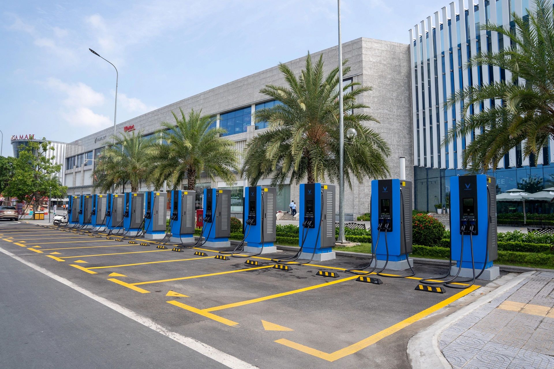 Công ty của tỉ phú Phạm Nhật Vượng mở mô hình trạm sạc nhượng quyền đầu tiên tại Việt Nam- Ảnh 1. Công ty của tỉ phú Phạm Nhật Vượng mở mô hình trạm sạc nhượng quyền đầu tiên tại Việt Nam- Ảnh 1.