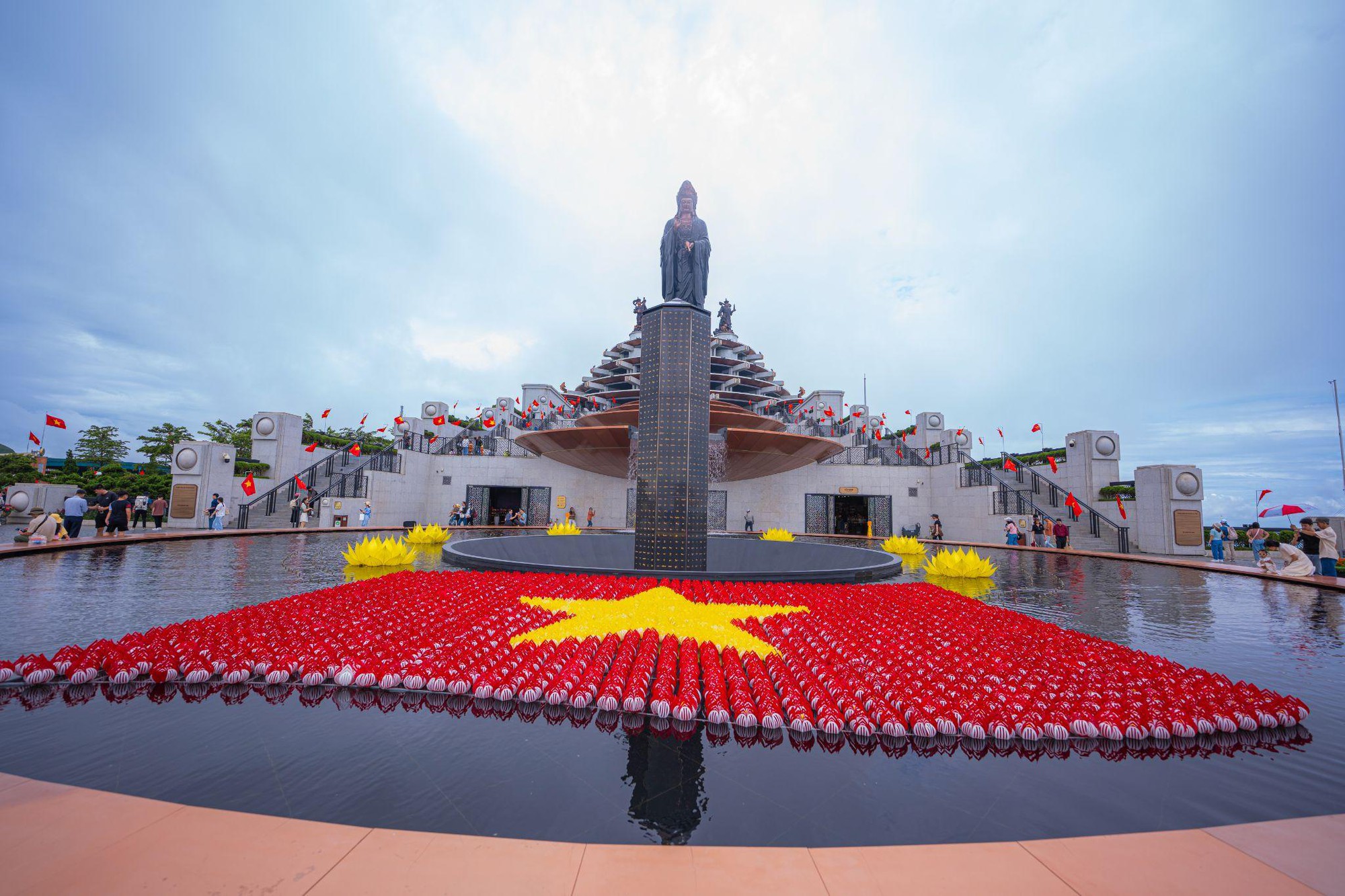 Núi Bà Đen "hút" hàng vạn du khách đến vui chơi và tham dự dâng đăng mừng Quốc khánh- Ảnh 5.