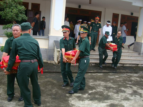 Ông Lê Thanh Hùng (bên trái hàng thứ 2) cùng các cựu chiến binh tiễn đưa liệt sĩ về nhà