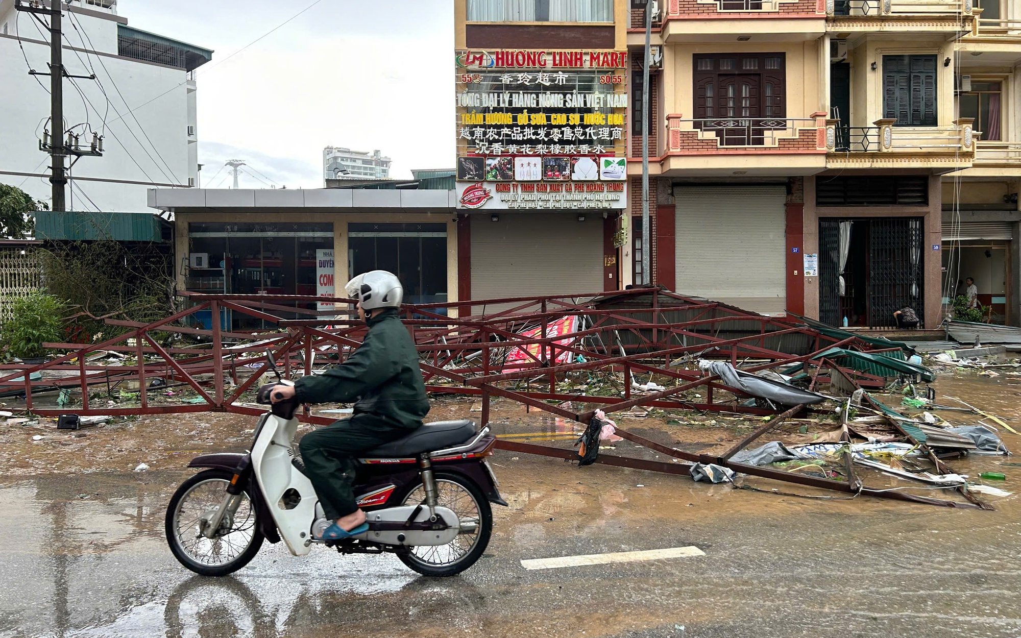 Ấm lòng những hình ảnh đẹp trong cơn bão số 3