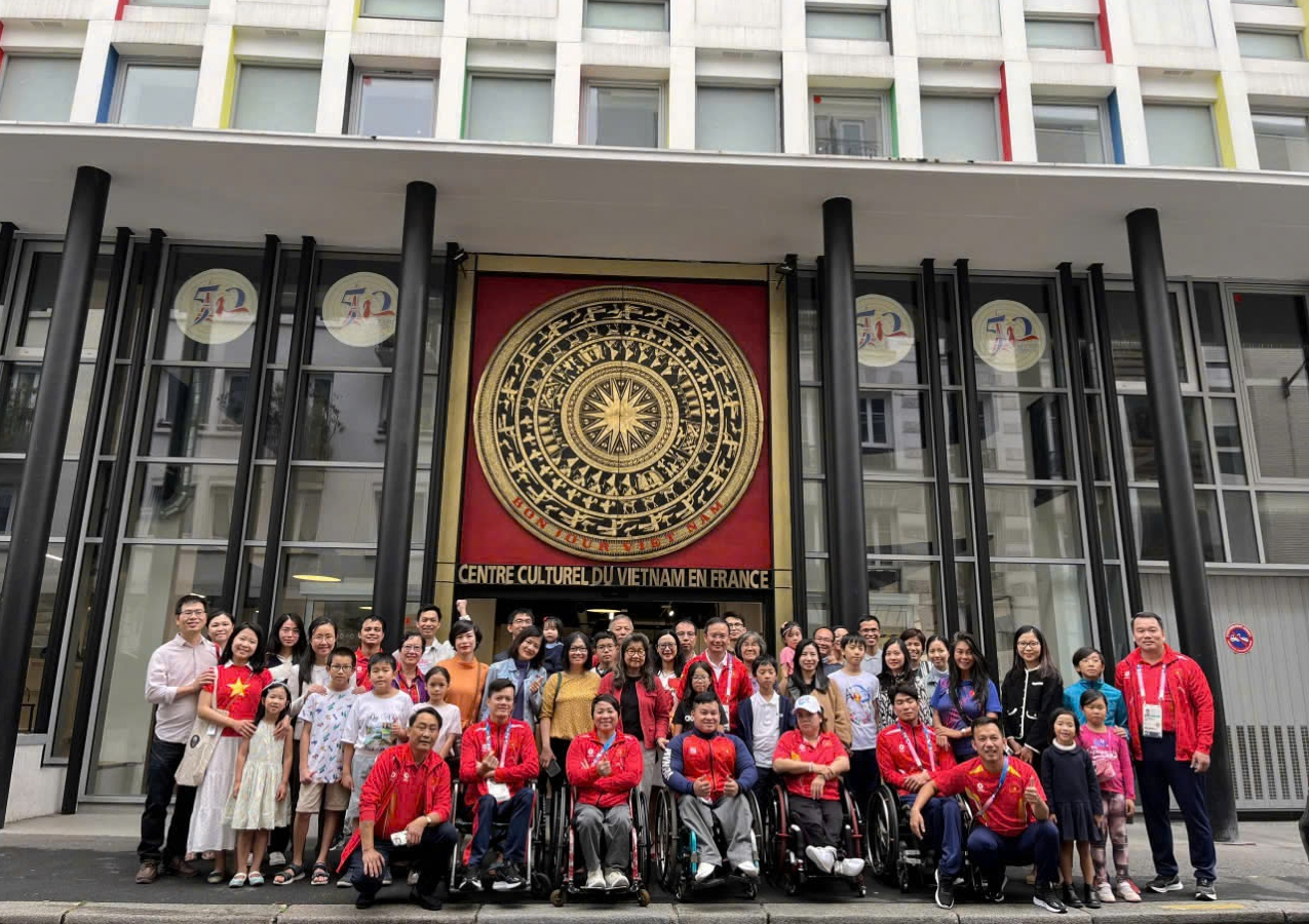 Vietnamská delegace pro sport se zdravotním postižením se ve Francii setkává s Vietnamci ze zahraničí - Foto 1. Đoàn Thể thao người khuyết tật Việt Nam giao lưu với kiều bào tại Pháp- Ảnh 1.