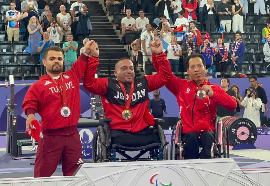 Vietnamská delegace pro sport se zdravotním postižením se ve Francii setkává s Vietnamci ze zahraničí - Foto 2. Đoàn Thể thao người khuyết tật Việt Nam giao lưu với kiều bào tại Pháp- Ảnh 2.