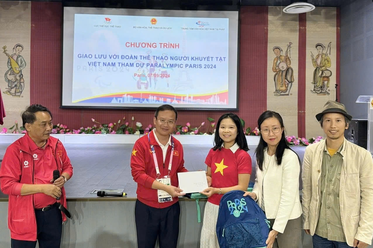 Vietnamská delegace pro sport se zdravotním postižením se ve Francii setkává s Vietnamci ze zahraničí - Foto 3. Đoàn Thể thao người khuyết tật Việt Nam giao lưu với kiều bào tại Pháp- Ảnh 3.