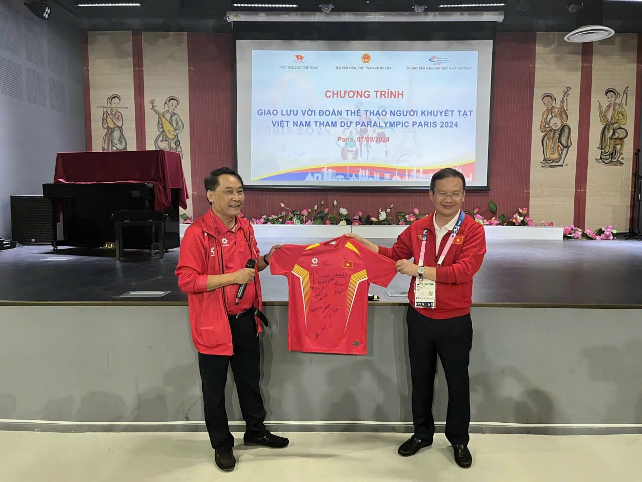 Vietnamská delegace pro sport se zdravotním postižením se ve Francii setkává s Vietnamci ze zahraničí - Foto 5. Đoàn Thể thao người khuyết tật Việt Nam giao lưu với kiều bào tại Pháp- Ảnh 5.