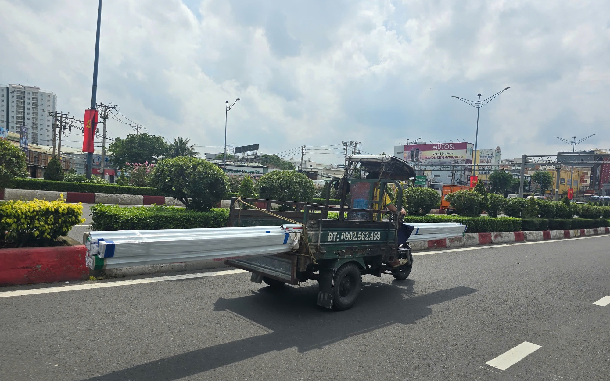Nhận chở hàng cồng kềnh vì đó là sinh kế duy nhất?