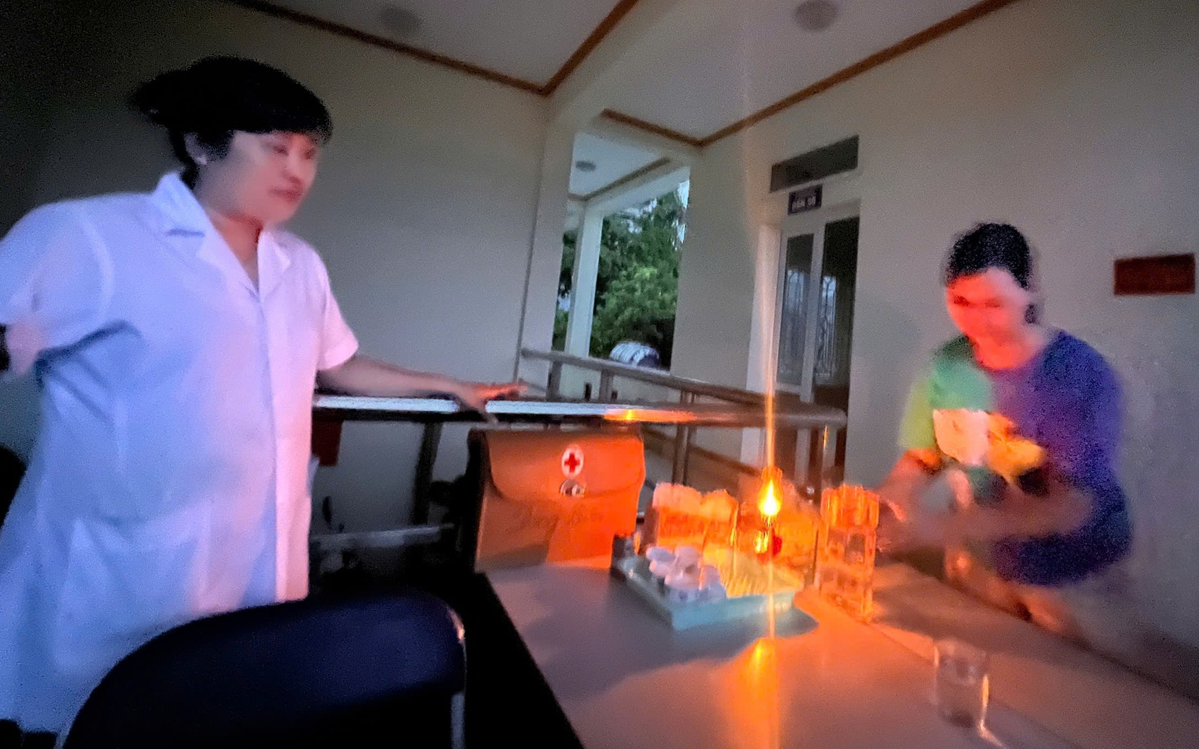 Trạm y tế ngập sâu, thầy thuốc chuẩn bị đèn dầu để khám bệnh