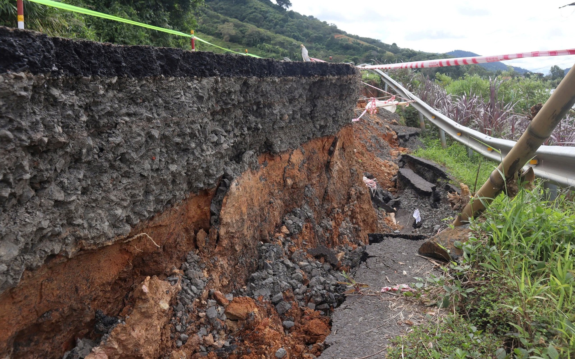 Cận cảnh sạt trượt cao tốc Bắc - Nam g&acirc;y lo ngại về an to&agrave;n giao th&ocirc;ng - Ảnh 3.