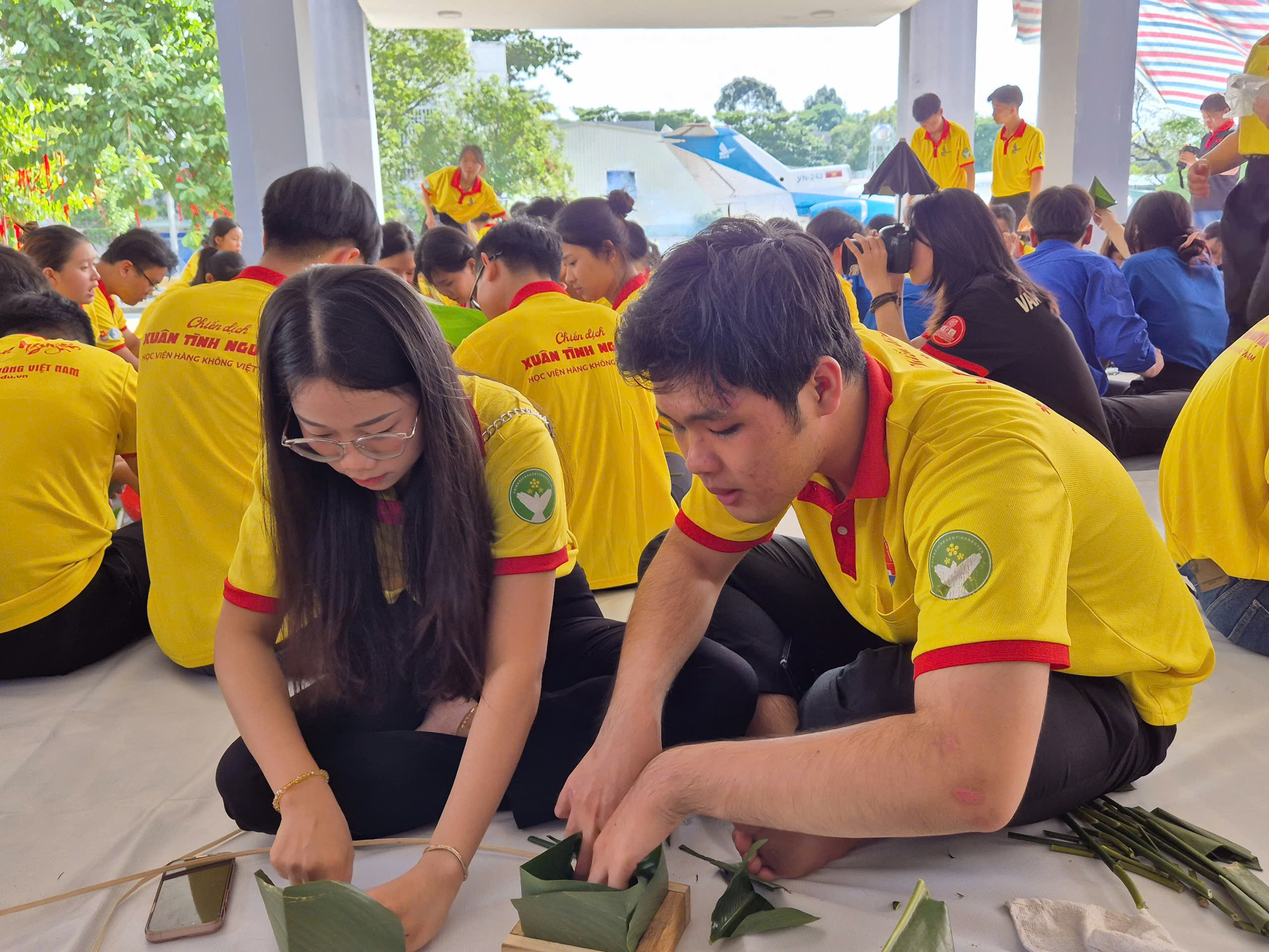 Hoa hậu Biển Việt Nam 2024 gói bánh chưng cùng các đoàn viên, thanh niên- Ảnh 5.