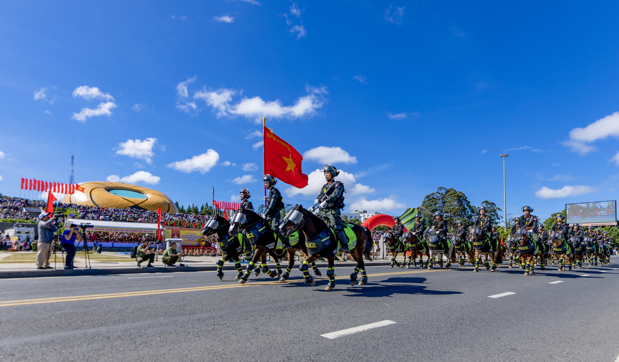 Tung bay trên quảng trường trung tâm Đà Lạt. Ảnh: TRẦN NGỌC ANH