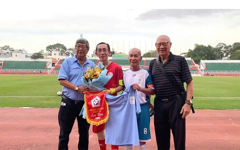 Giao lưu nh&acirc;n kỷ niệm 50 năm th&agrave;nh lập đội b&oacute;ng đ&aacute; Hải quan - Ảnh 4.