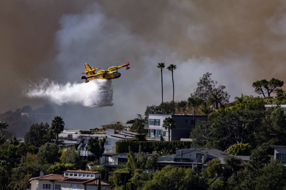 Phi đội xả nước cứu cháy rừng Los Angeles, gió "hiểm" mạnh lên- Ảnh 4.