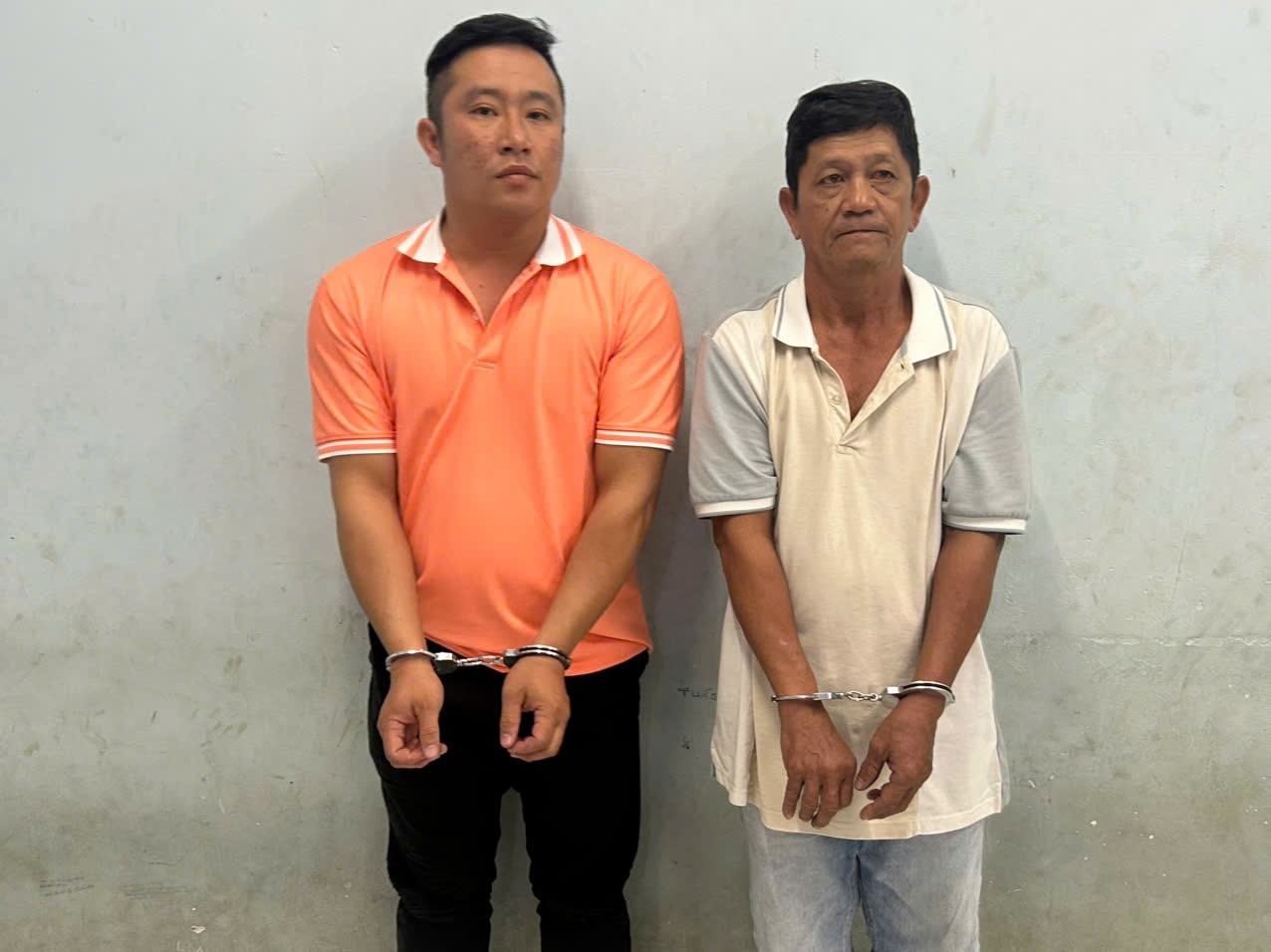 Cha vợ giao hàng, con rể buôn bán cần sa bị bắt