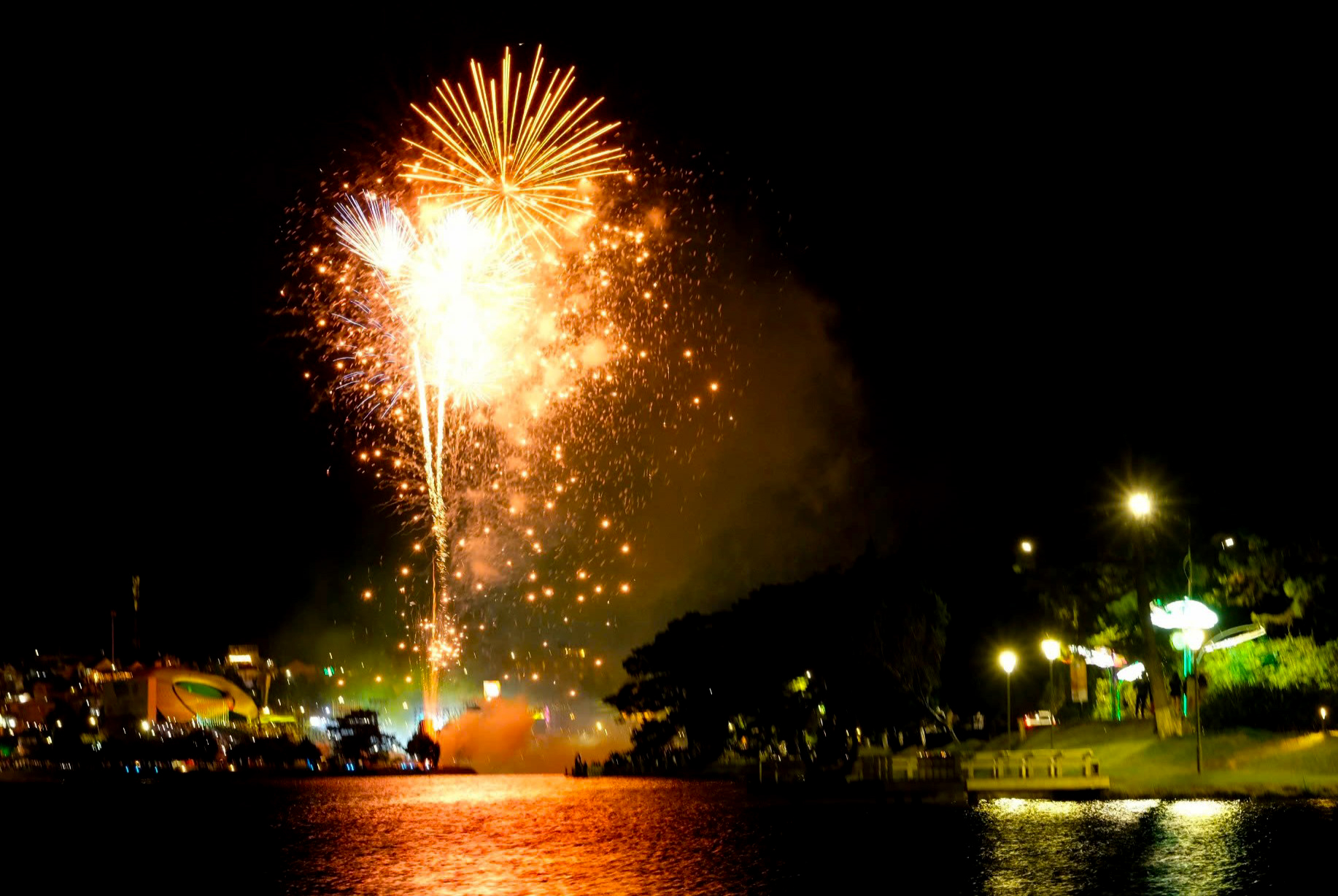 ງານວາງສະແດງບັ້ງໄຟດອກ Lam Dong ຢູ່ 3 ເມືອງ, ນະຄອນໃນໂອກາດບຸນປີໃໝ່ປະຈຳຊາດ - ຮູບທີ 1. Lâm Đồng bắn pháo hoa ở 3 huyện, thành trong đêm giao thừa - Ảnh 1.