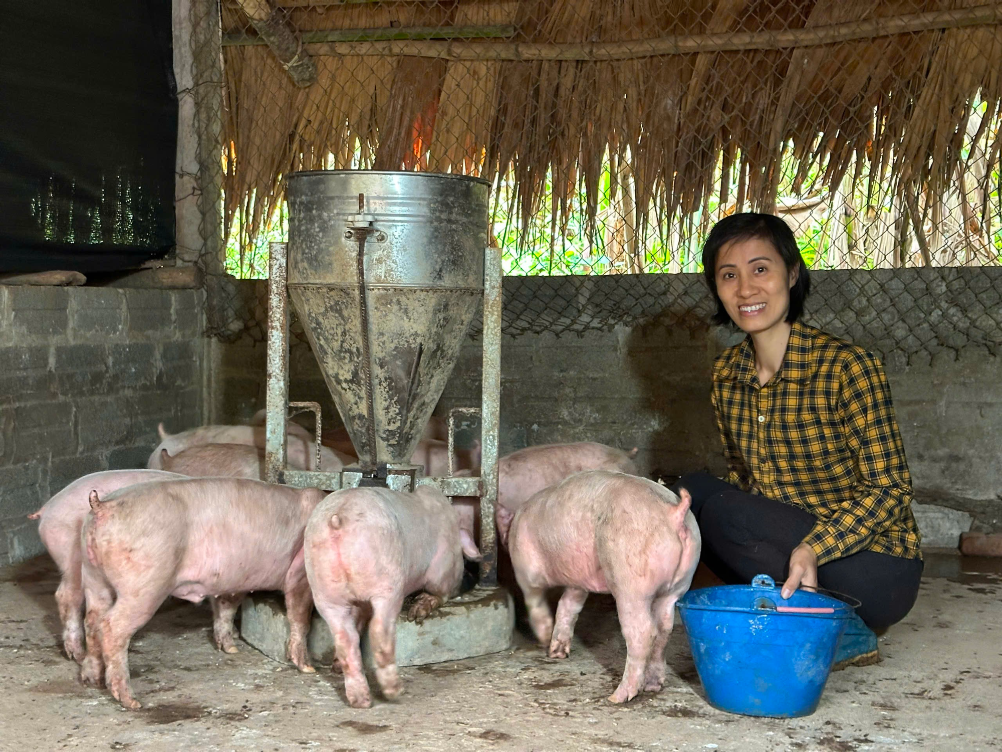 Nụ cười giản dị của người phụ nữ “gánh cả bầu trời”- Ảnh 3.