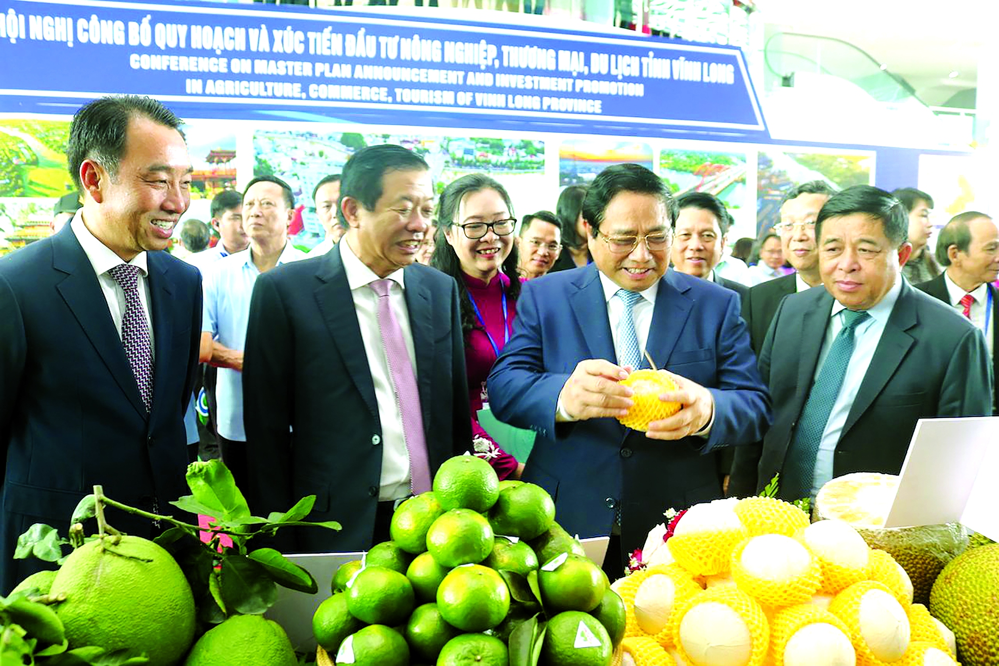 Ảnh 1 Thủ tướng Phạm Minh Chính cùng ông Bùi Văn Nghiêm và ông Lữ Quang Ngời tham quan sản phẩm OCOP trong một hội nghị tại Vĩnh Long.jpg