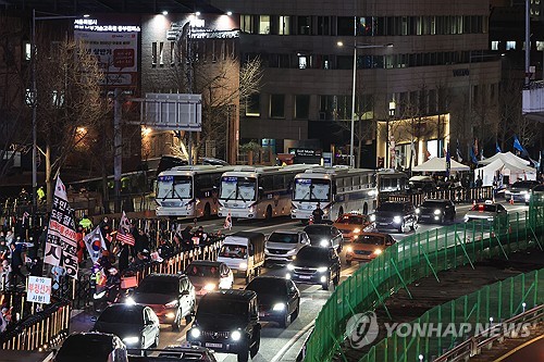 Police buses are seen near the presidential residence in central Seoul on Jan. 14, 2025. (Yonhap)