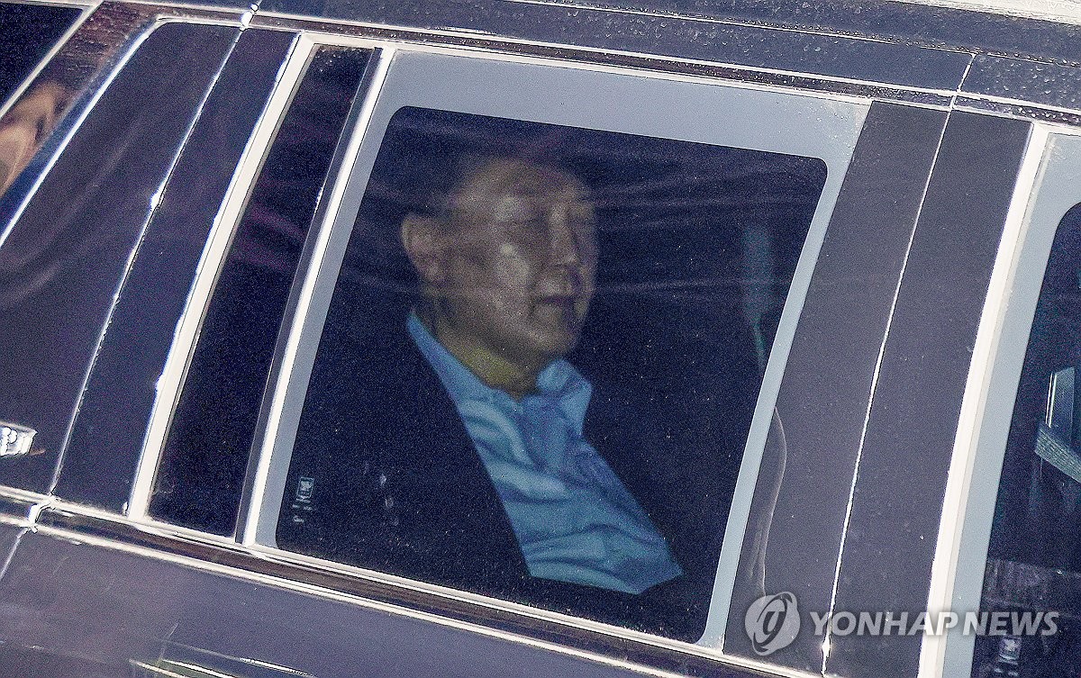 Impeached President Yoon Suk Yeol is taken to the Seoul Detention Center after being questioned over his short-lived imposition of martial law at the Corruption Investigation Office for High-ranking Officials in Gwacheon, just south of Seoul, on Jan. 15, 2025. (Pool photo) (Yonhap)