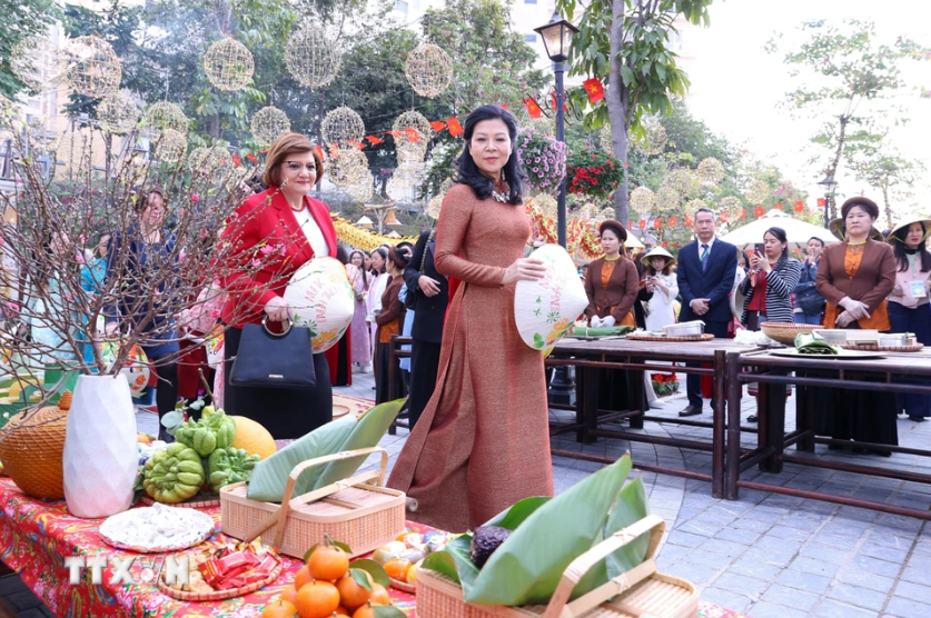 Phu nhân Tổng Bí thư Tô Lâm và các nữ Đại sứ trổ tài gói bánh chưng- Ảnh 4. Phu nhân Tổng Bí thư Tô Lâm và các nữ Đại sứ trổ tài gói bánh chưng- Ảnh 4.