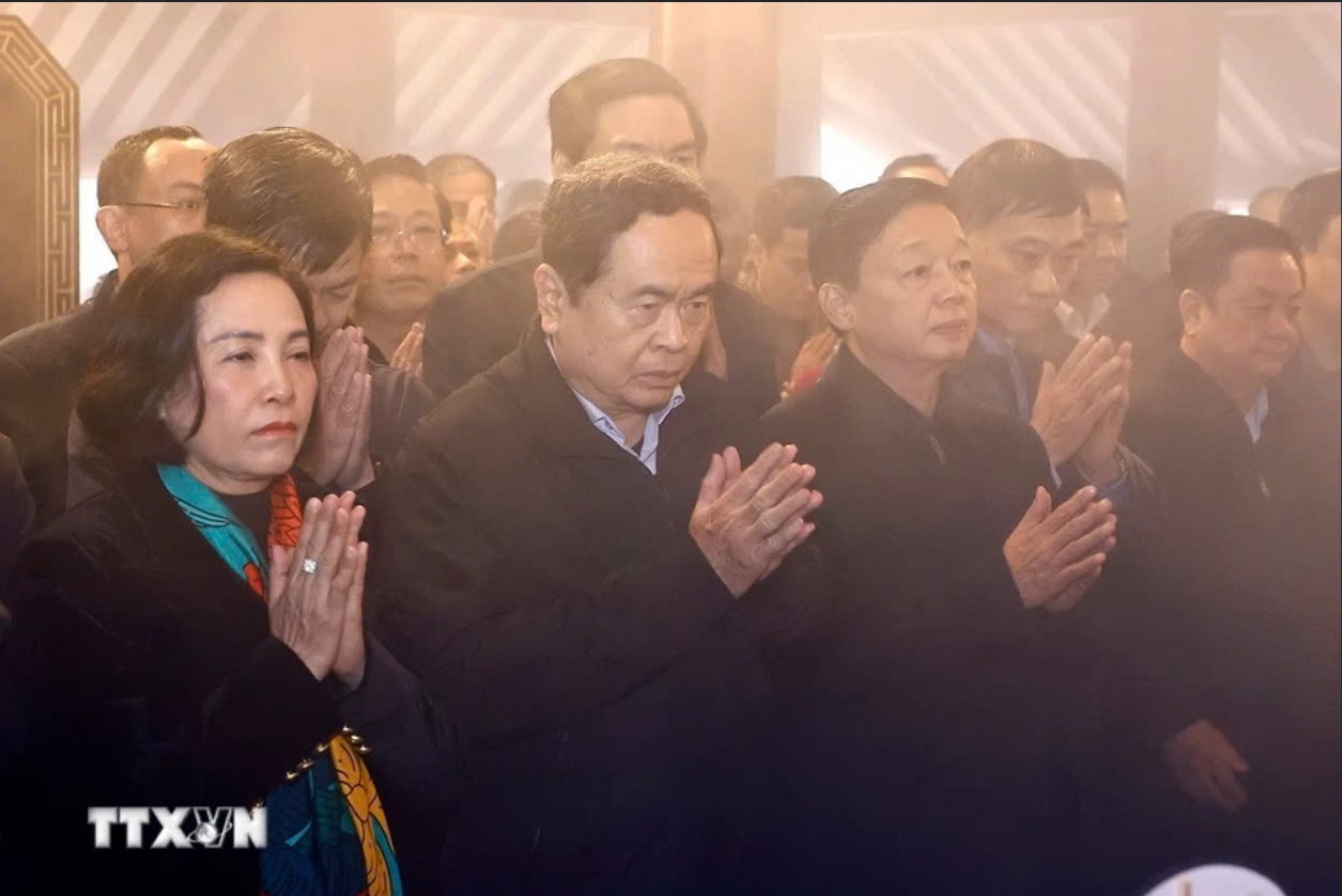 Chủ tịch QH Trần Thanh Mẫn dâng hương tại Đền thờ Bác Hồ trên đỉnh núi Ba Vì- Ảnh 4. Chủ tịch QH Trần Thanh Mẫn dâng hương tại Đền thờ Bác Hồ trên đỉnh núi Ba Vì- Ảnh 4.