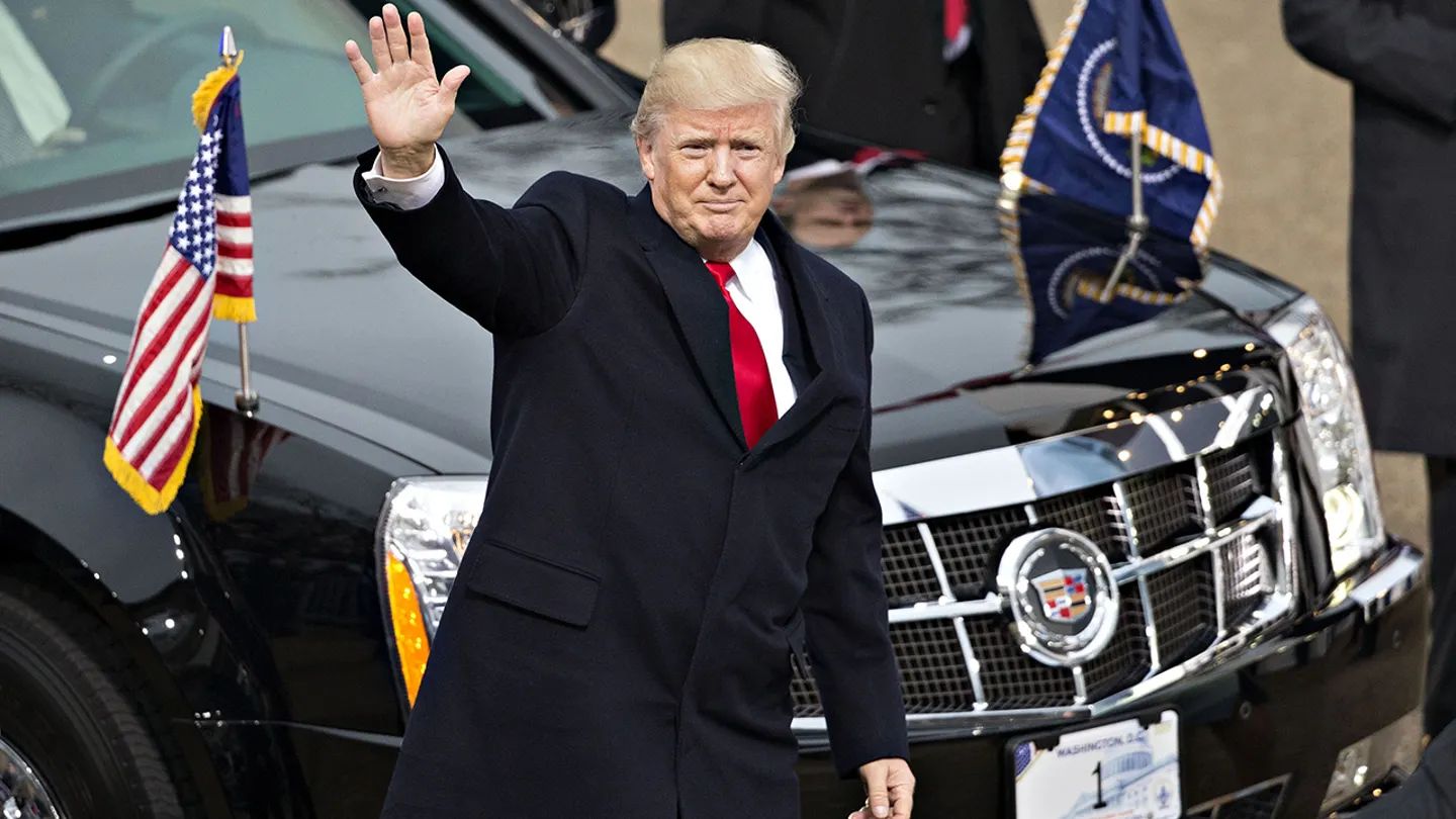 E:\00.NLĐO\President Trump waves while walking near the White House during the 58th presidential inauguration parade in Washington, D.C., on Friday, Jan. 20, 2017. (Bloomberg)_1.jpg