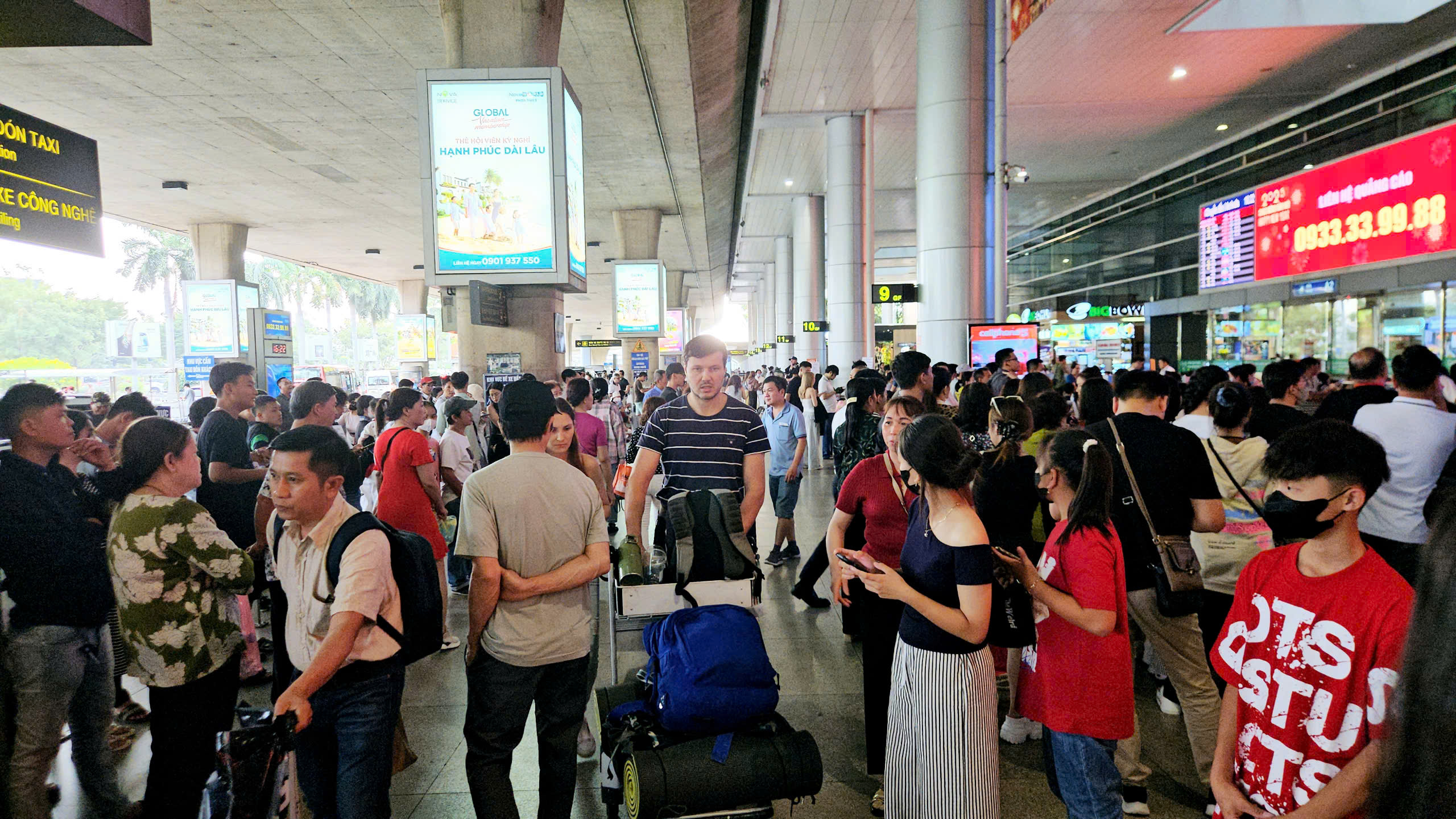 Người dân ùn ùn về quê ăn Tết sớm, sân bay Tân Sơn Nhất đông nghịt- Ảnh 1. Người dân ùn ùn về quê ăn Tết sớm, sân bay Tân Sơn Nhất đông nghịt- Ảnh 1.