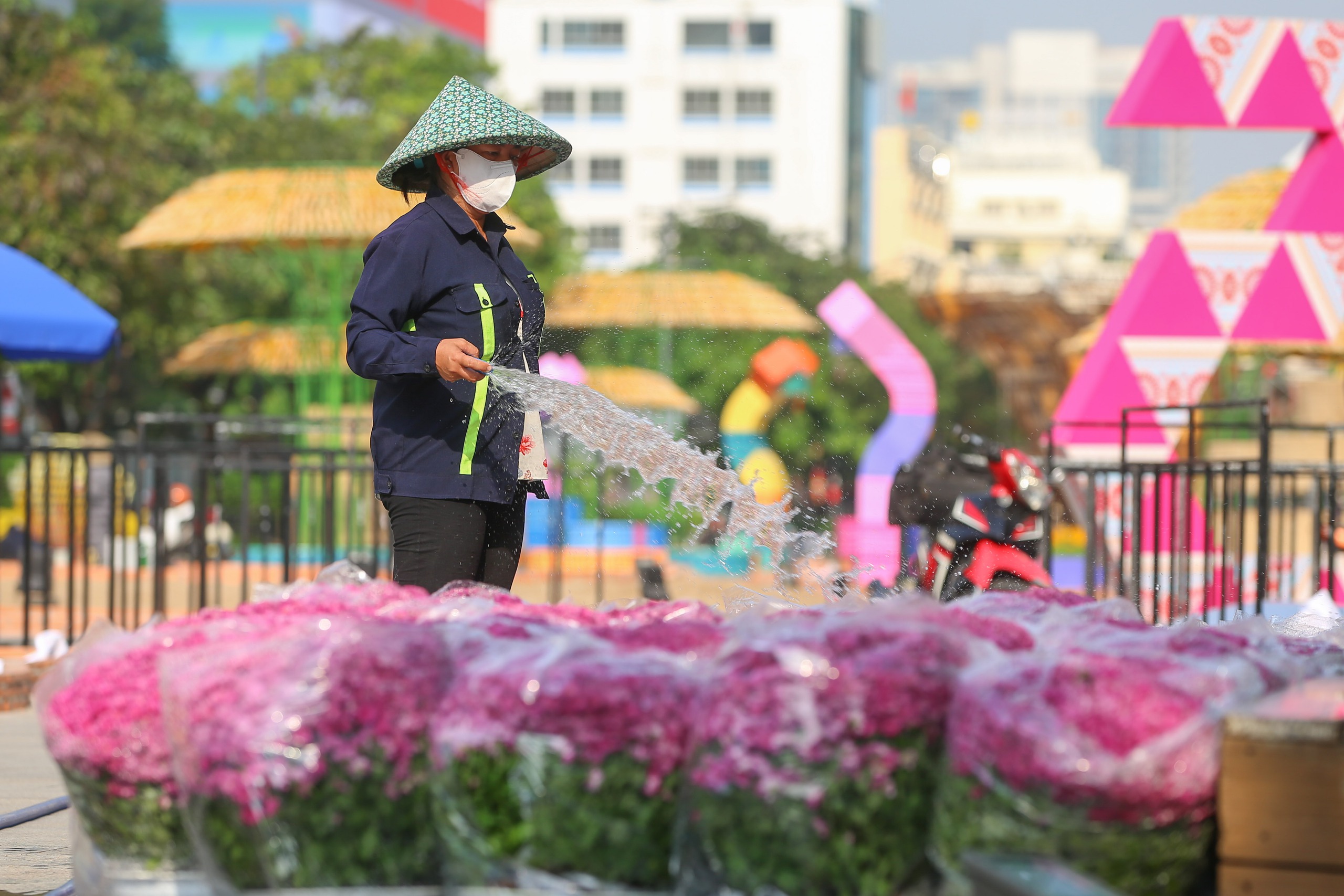 Cận cảnh đôi linh vật rắn khổng lồ trên Đường hoa Nguyễn Huệ- Ảnh 12.