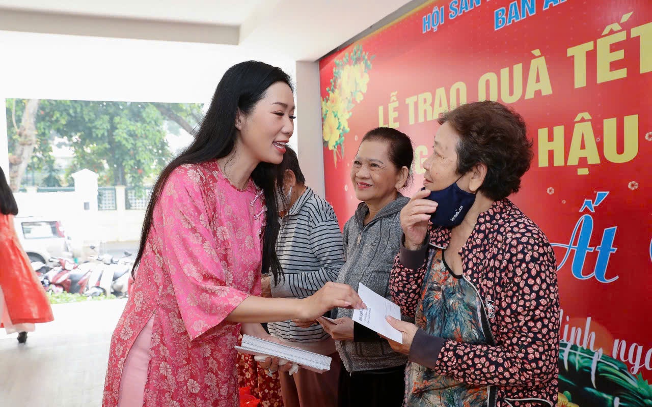 NSND Trịnh Kim Chi dùng 360 triệu tiền cúng Tổ để giúp bà con vùng lũ lụt

 - Ảnh 2.