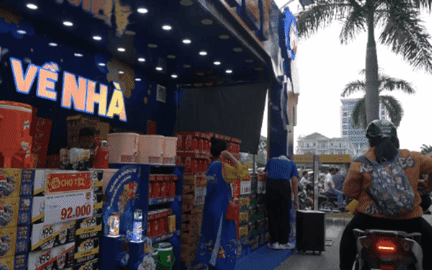 Bia Tết 2026 khuyến m&atilde;i hấp dẫn nhưng vẫn ế kh&aacute;ch trong m&ugrave;a lễ hội - Ảnh 2.