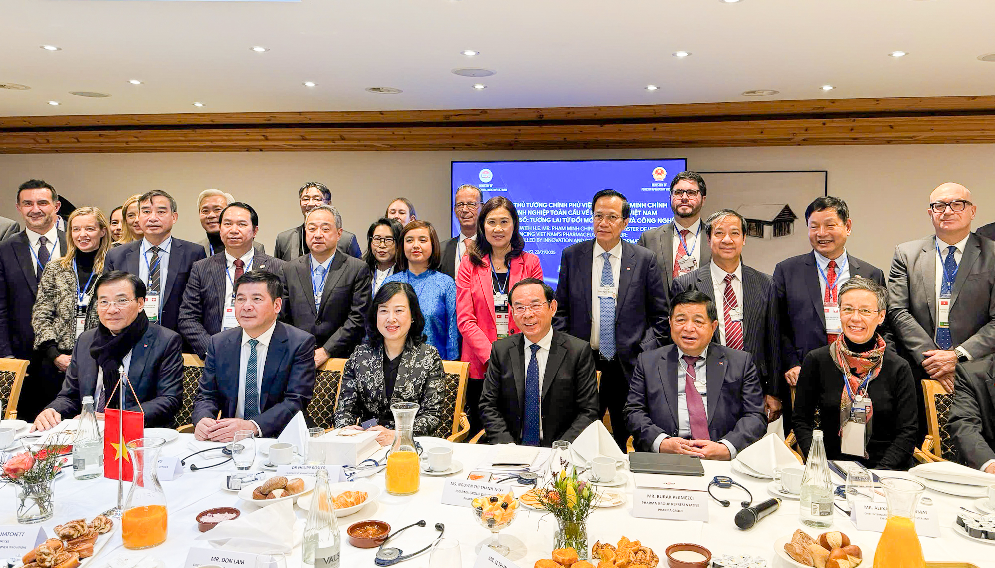 Bí thư Thành ủy TP HCM Nguyễn Văn Nên phát biểu tại tọa đàm về dược phẩm bên lề WEF Davos 2025- Ảnh 1. Bí thư Thành ủy TP HCM Nguyễn Văn Nên phát biểu tại tọa đàm về dược phẩm bên lề WEF Davos 2025- Ảnh 1.