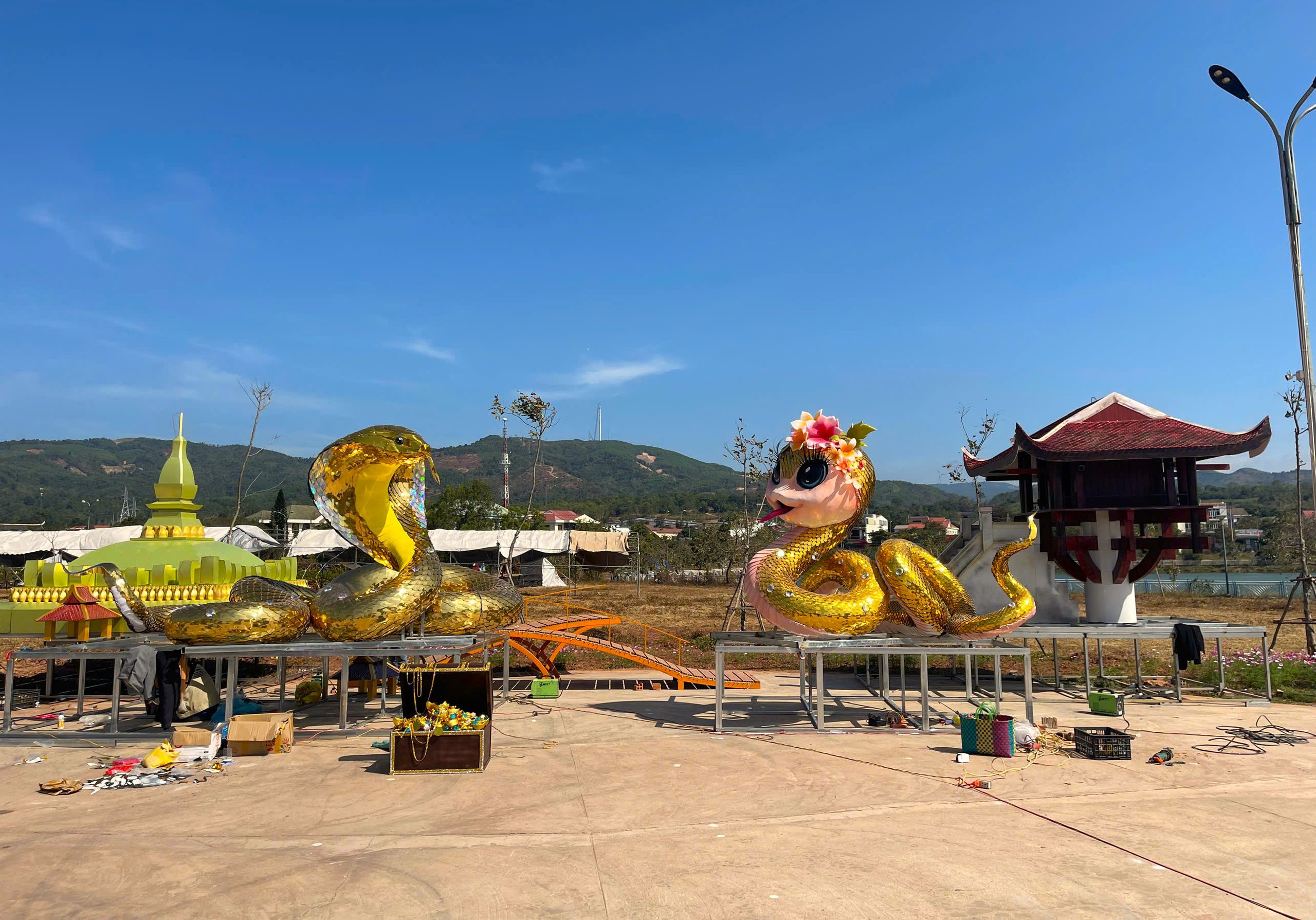 Sau linh vật rồng gây "sốt", Lao Bảo trưng bày 2 linh vật rắn bắt mắt- Ảnh 1. Sau linh vật rồng gây "sốt", Lao Bảo trưng bày 2 linh vật rắn bắt mắt- Ảnh 1.