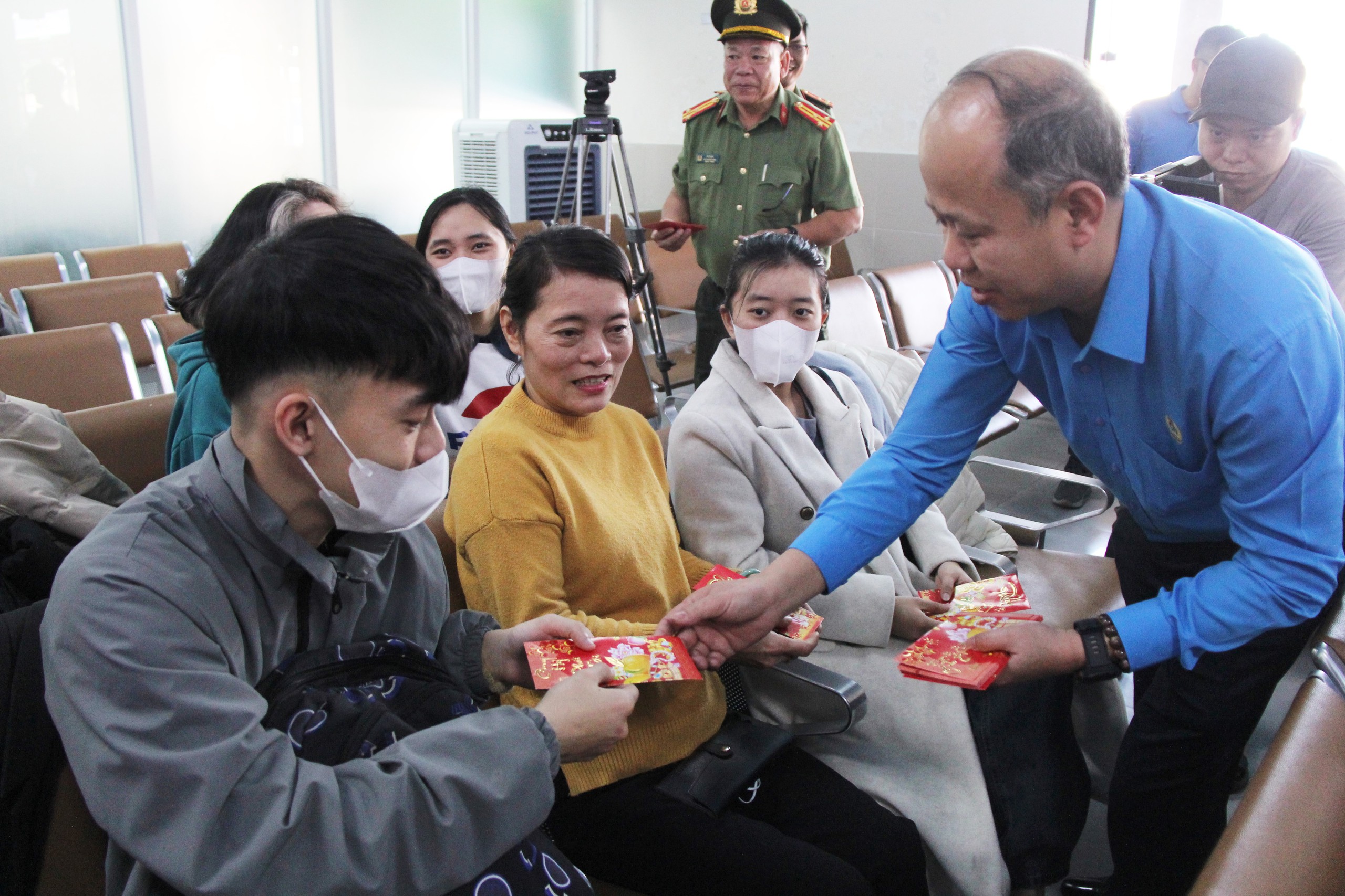 Chuyến tàu Công đoàn đầu tiên đưa lao động Đà Nẵng về quê đón Tết- Ảnh 4.