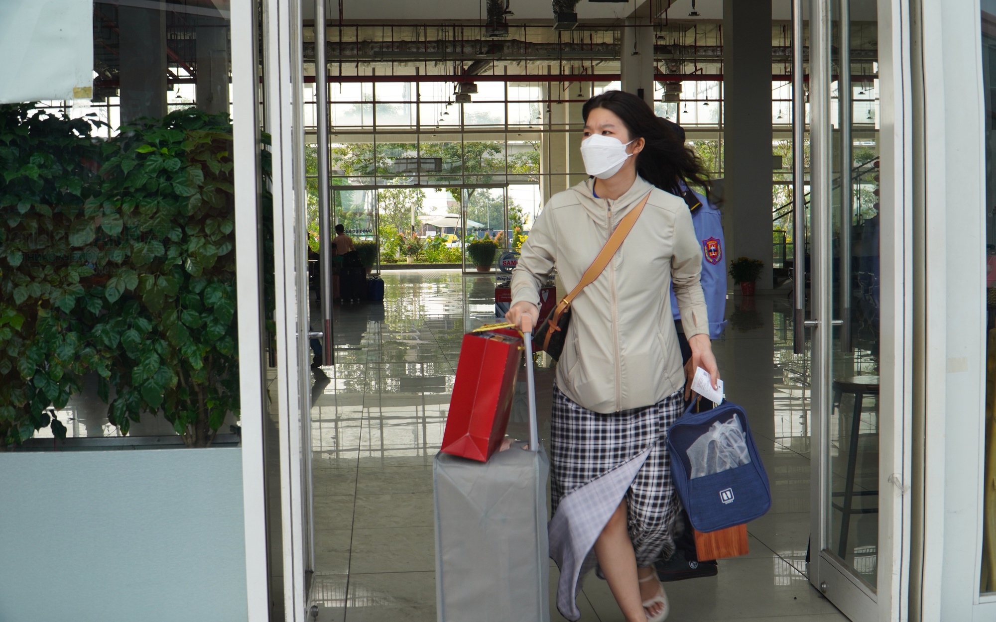 Bến xe Miền Đông chật kín, nhiều tuyến "cháy vé" sớm- Ảnh 4.