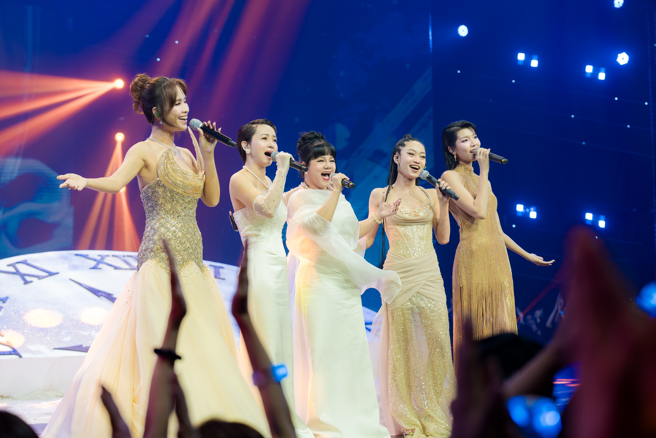 Vì sao show "anh trai" đông nghẹt mà "chị đẹp" lại ế khách?- Ảnh 3. Vì sao show "anh trai" đông nghẹt mà "chị đẹp" lại ế khách?- Ảnh 3.
