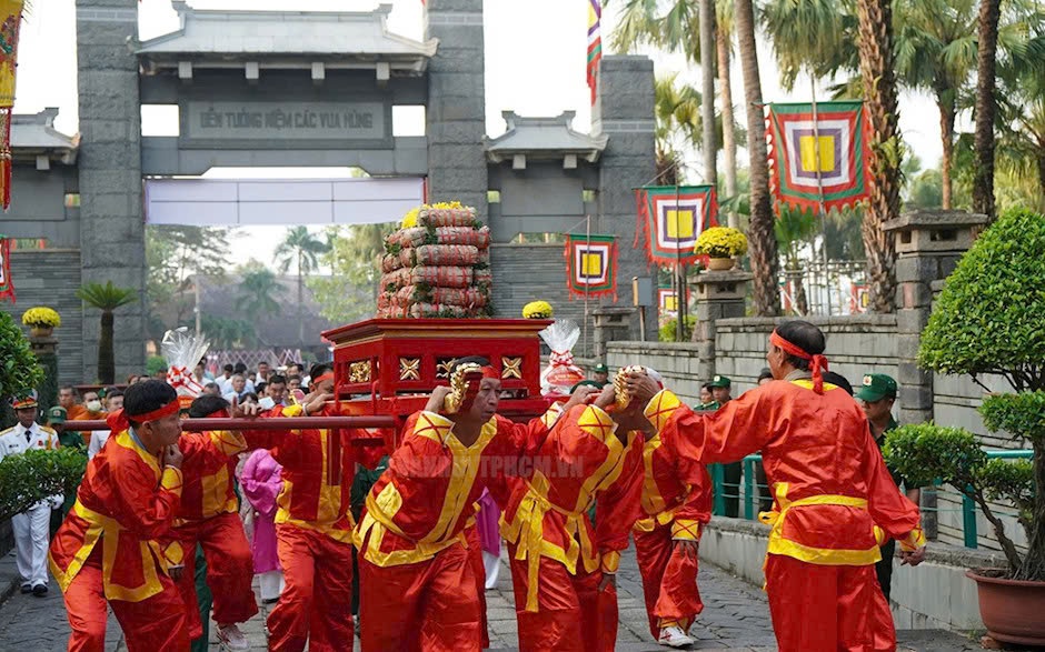 Nguyên Chủ tịch nước Trương Tấn Sang dâng hương Đức Lễ Thành hầu Nguyễn Hữu Cảnh  - Ảnh 2.