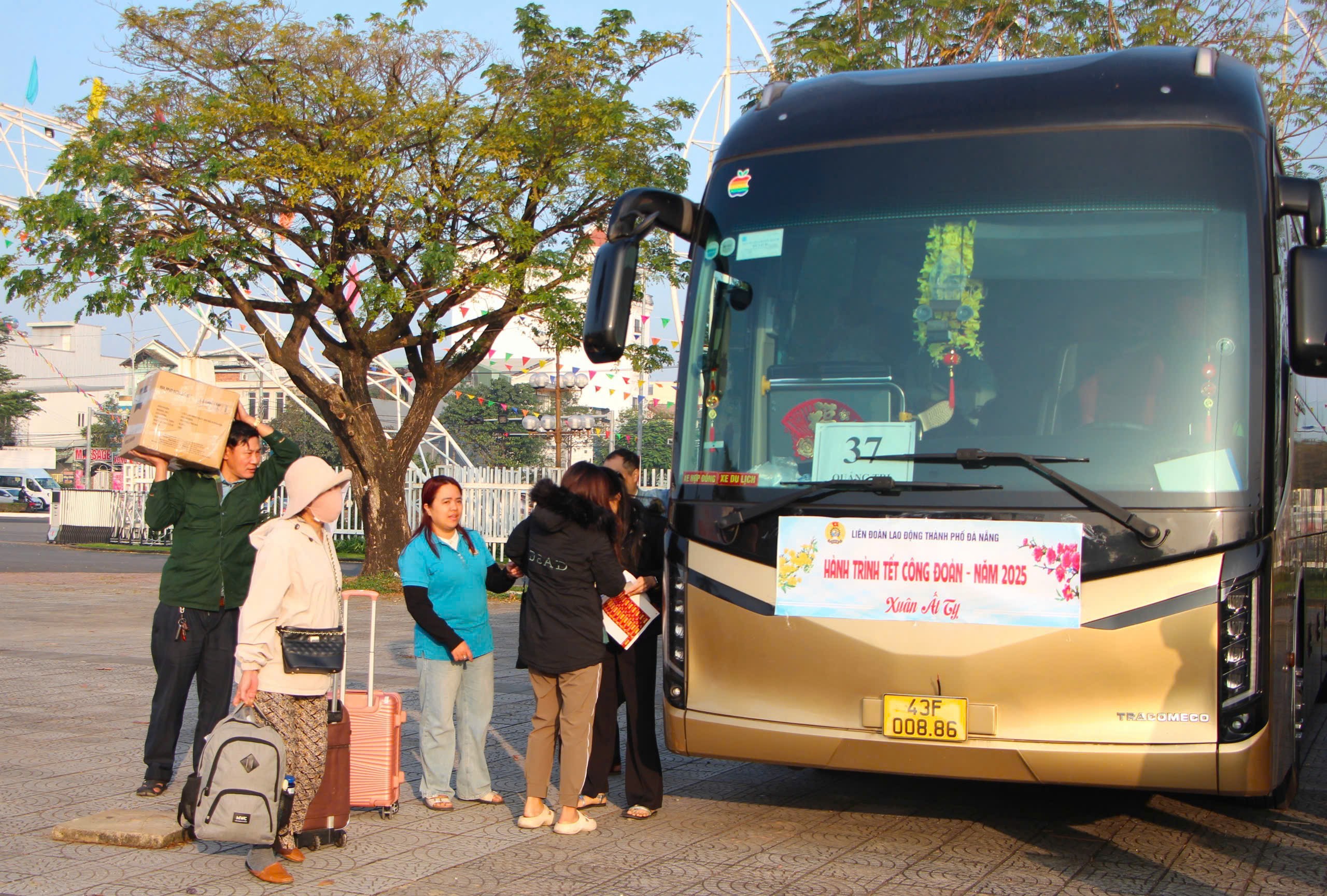 Từng chuyến xe Công đoàn đưa Tết gần hơn với người lao động Đà Nẵng- Ảnh 4.