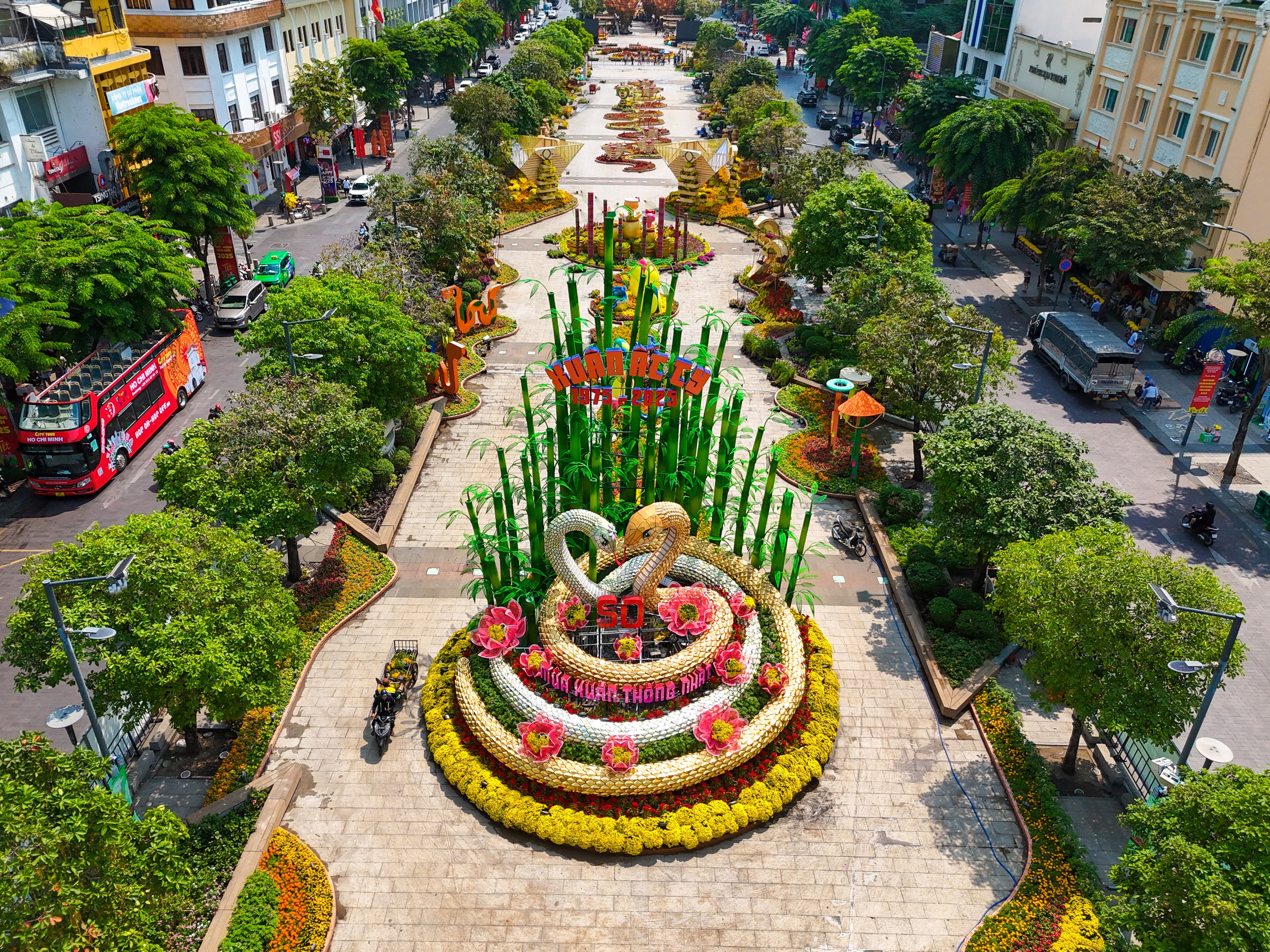 Bên trong đường hoa Nguyễn Huệ trước ngày khai mạc- Ảnh 1.