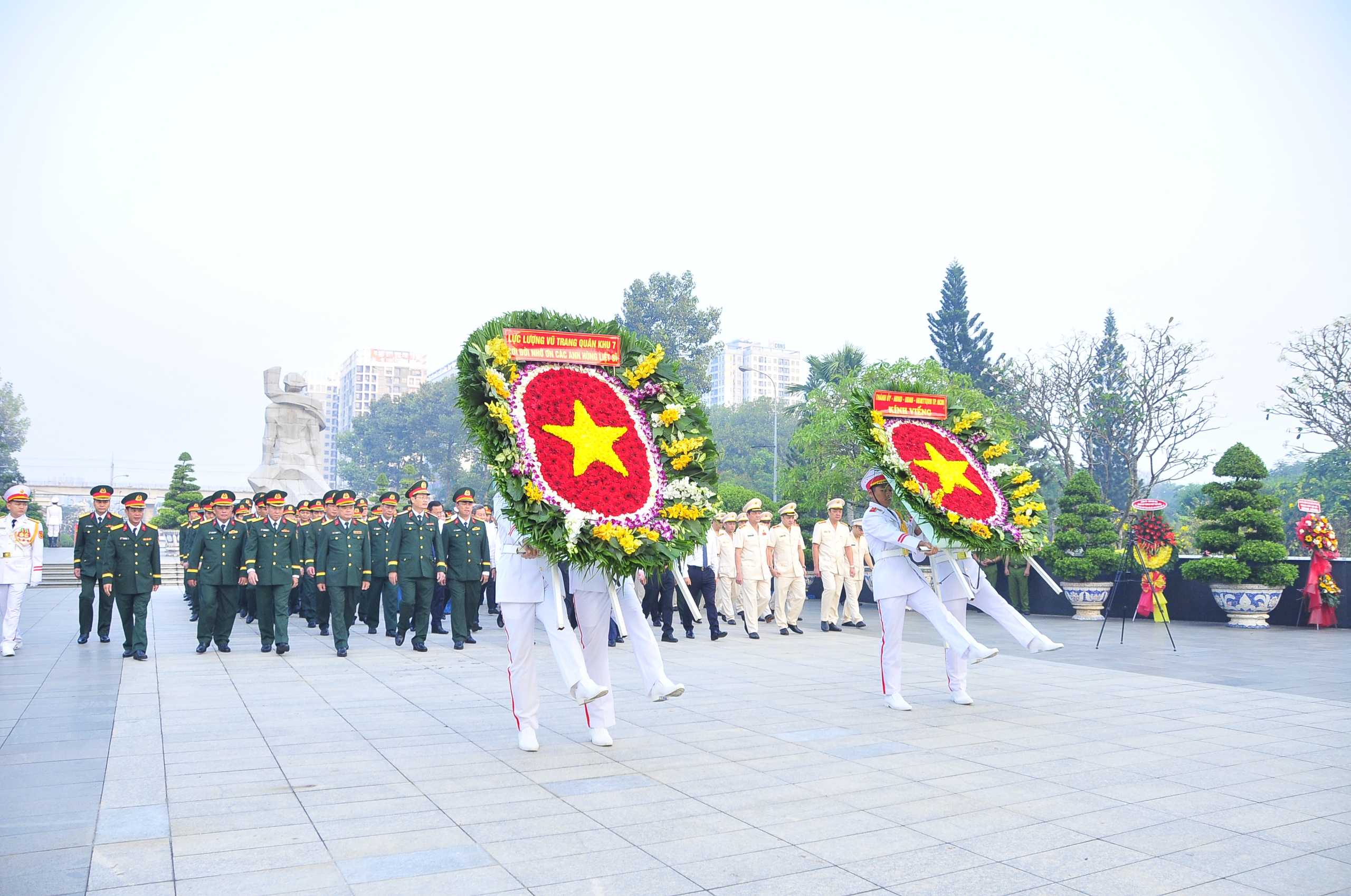 Lãnh đạo TP HCM dâng hương tưởng niệm các anh hùng, liệt sĩ- Ảnh 1.