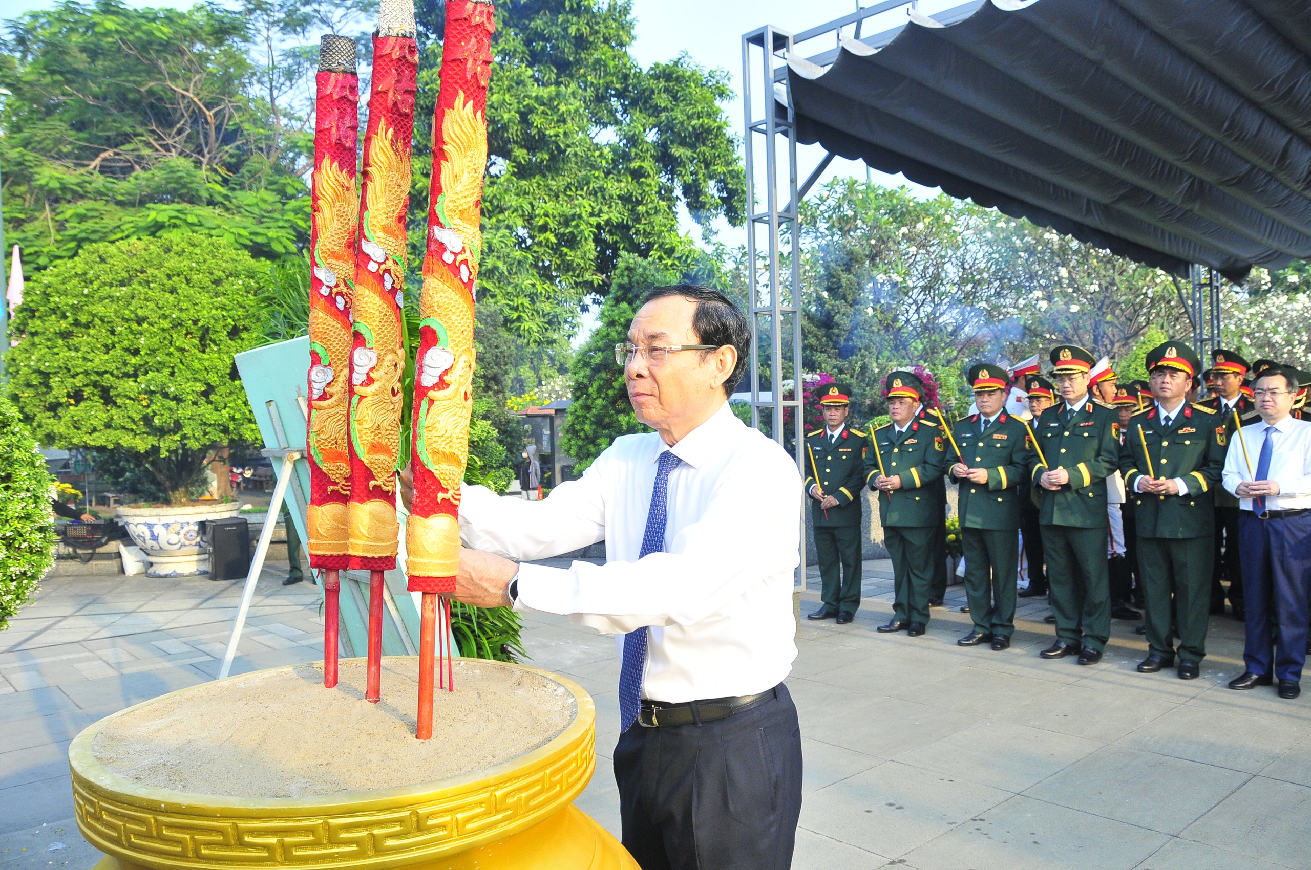 Lãnh đạo TP HCM dâng hương tưởng niệm các anh hùng, liệt sĩ- Ảnh 2.