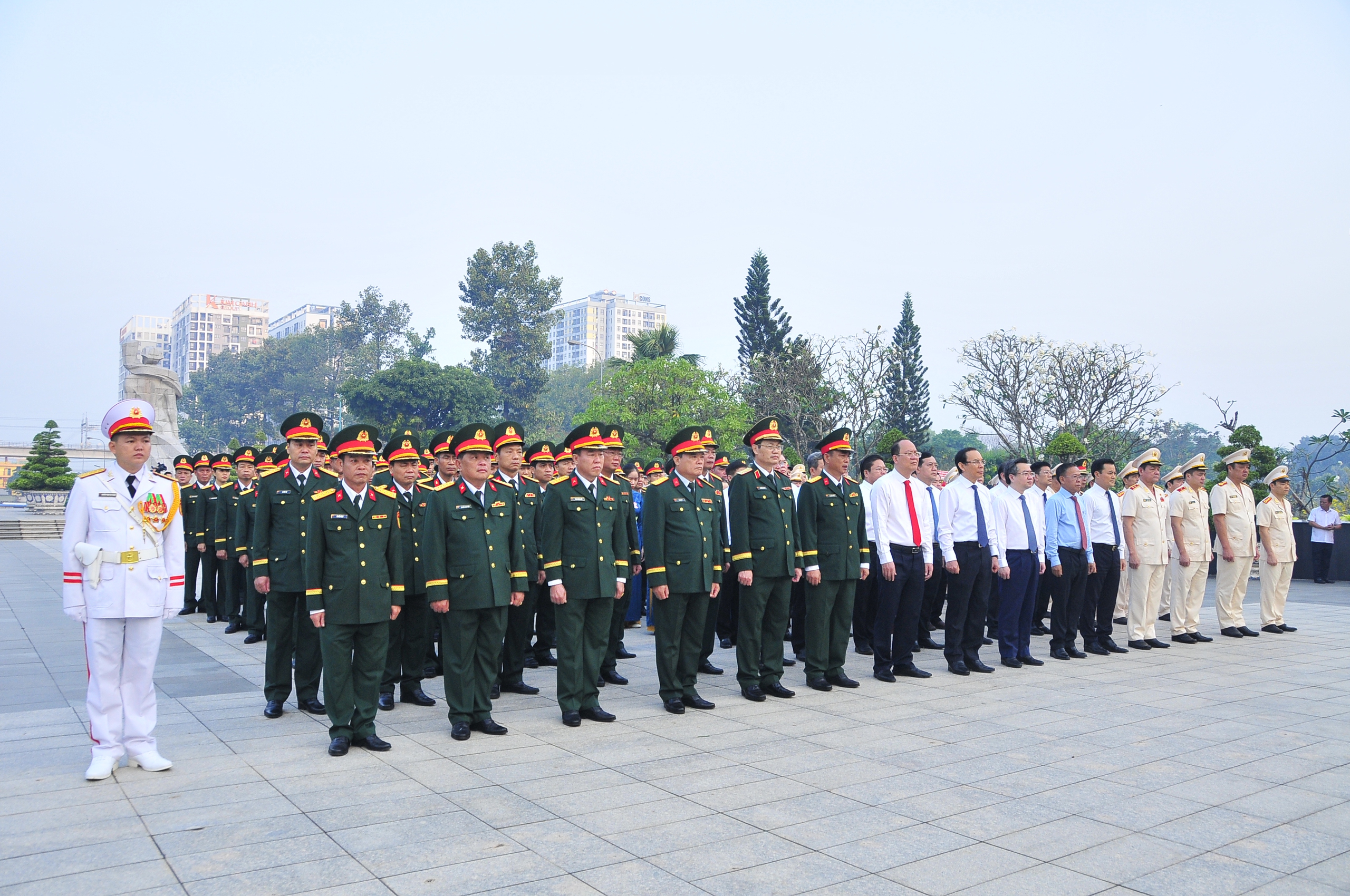 Lãnh đạo TP HCM dâng hương tưởng niệm các anh hùng, liệt sĩ- Ảnh 4.