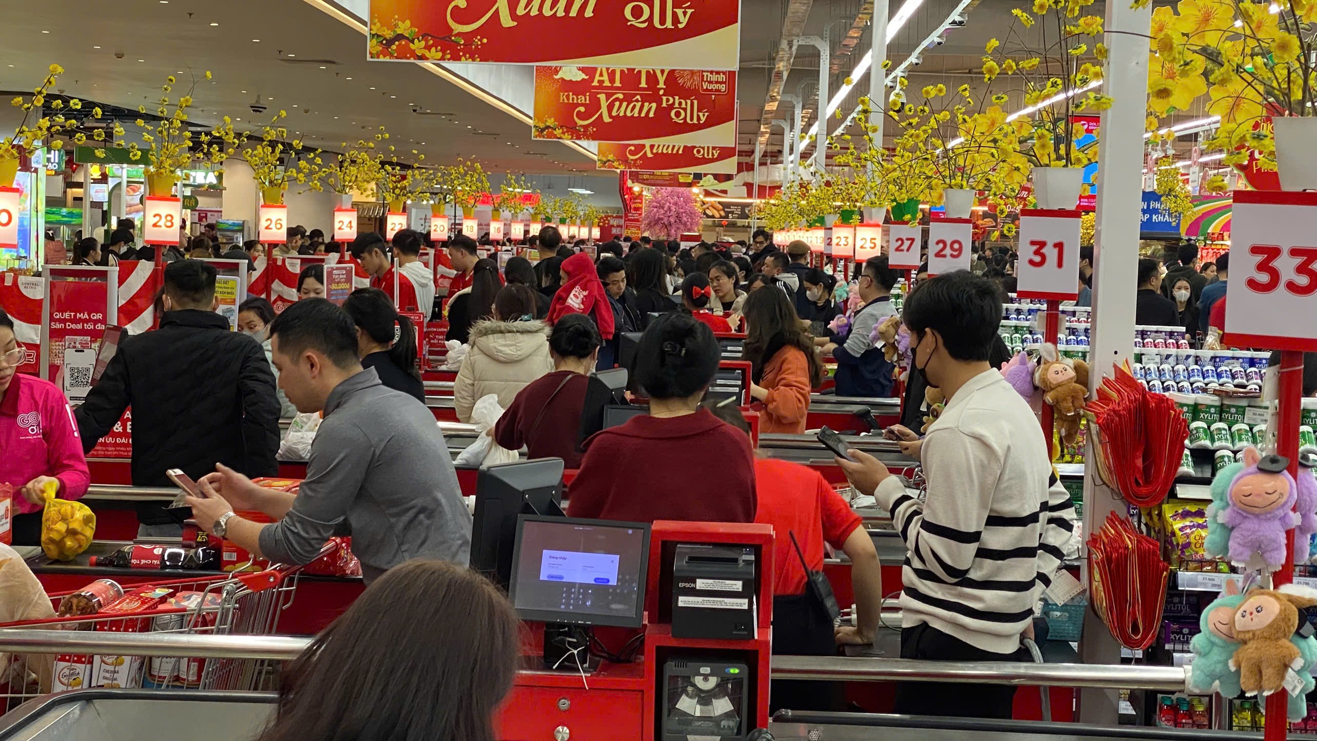 Hàng chục ngàn khách hàng đổ về siêu thị sắm Tết- Ảnh 2. Hàng chục ngàn khách hàng đổ về siêu thị sắm Tết- Ảnh 2.