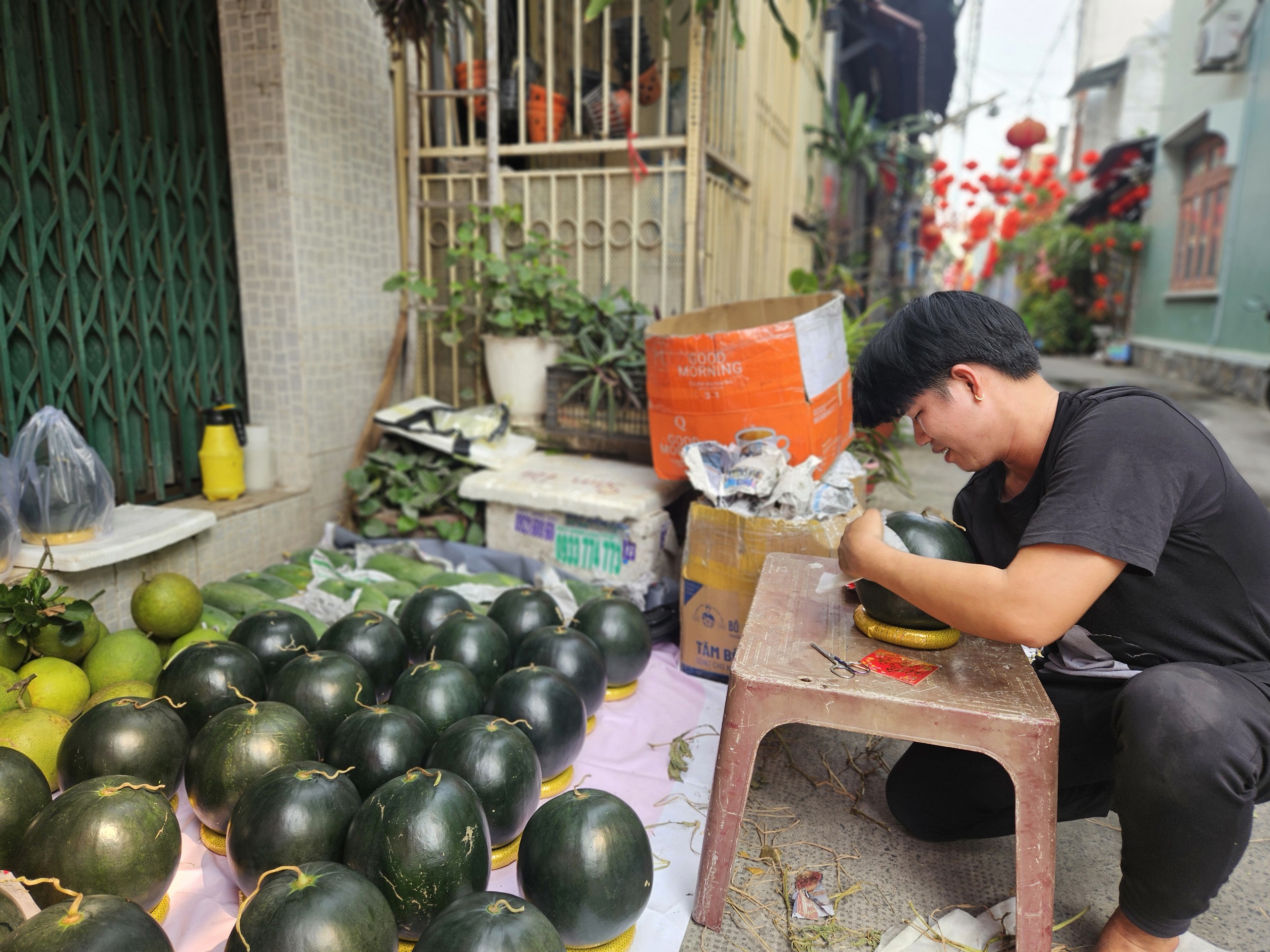 Cảm động nghị lực của chàng trai trẻ bị mất một tay vẫn cố gắng mưu sinh- Ảnh 1.