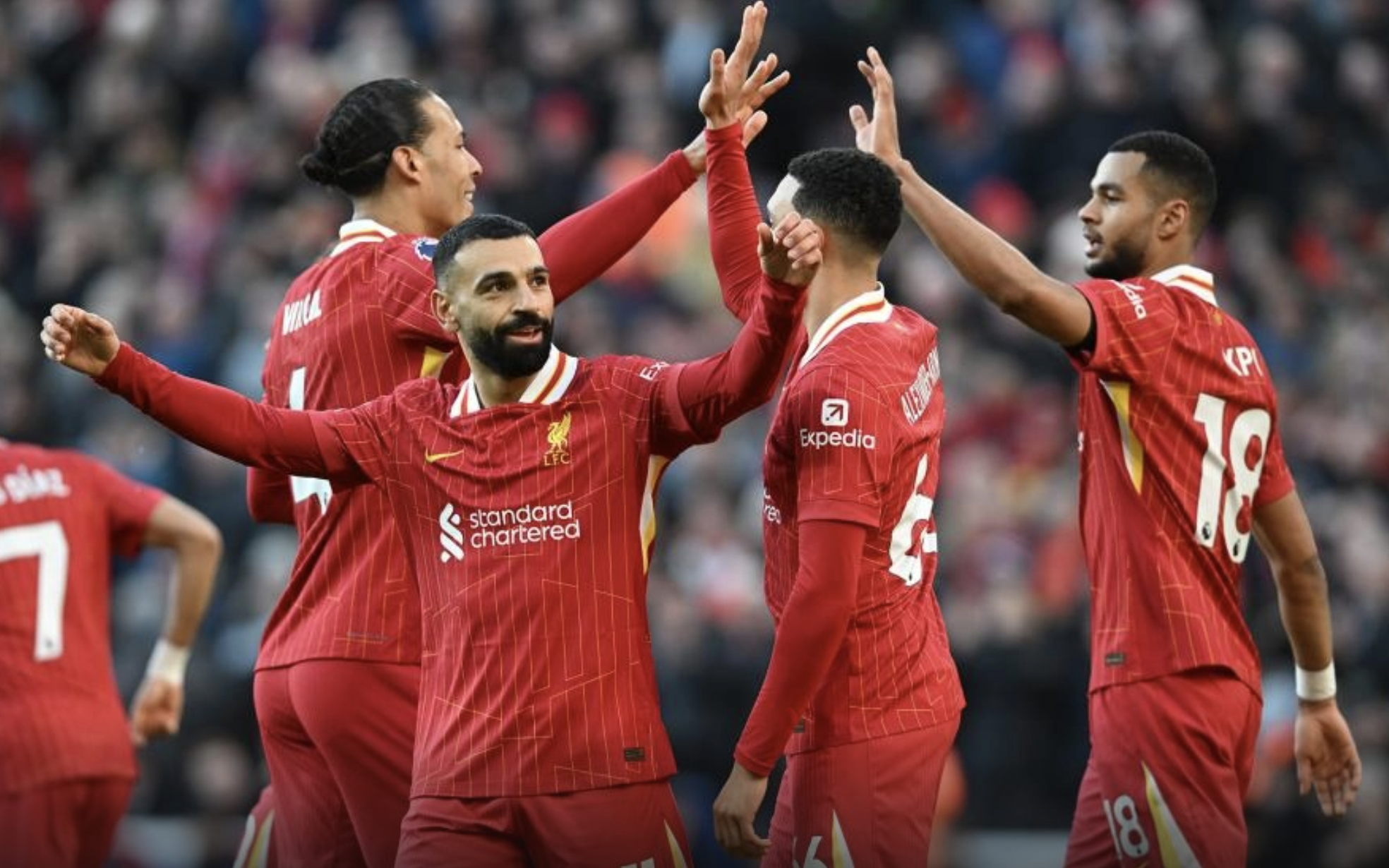 Liverpool và Arsenal bám đuổi kịch tính, vững ngôi đầu Ngoại hạng