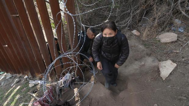 Người Trung Quốc vượt biên từ biên giới Mexico vào Mỹ. Ảnh: Cbs News