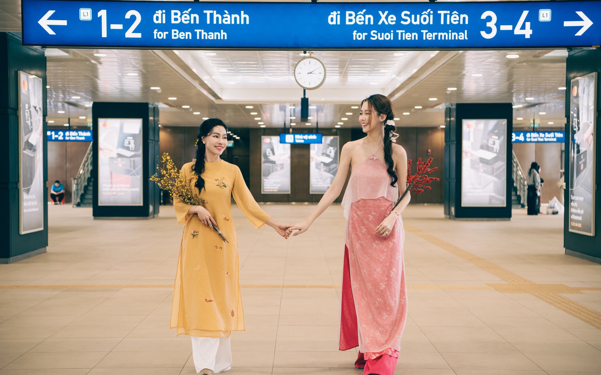 "B&agrave; tr&ugrave;m hoa hậu" ra th&ocirc;ng b&aacute;o gấp - Ảnh 2.